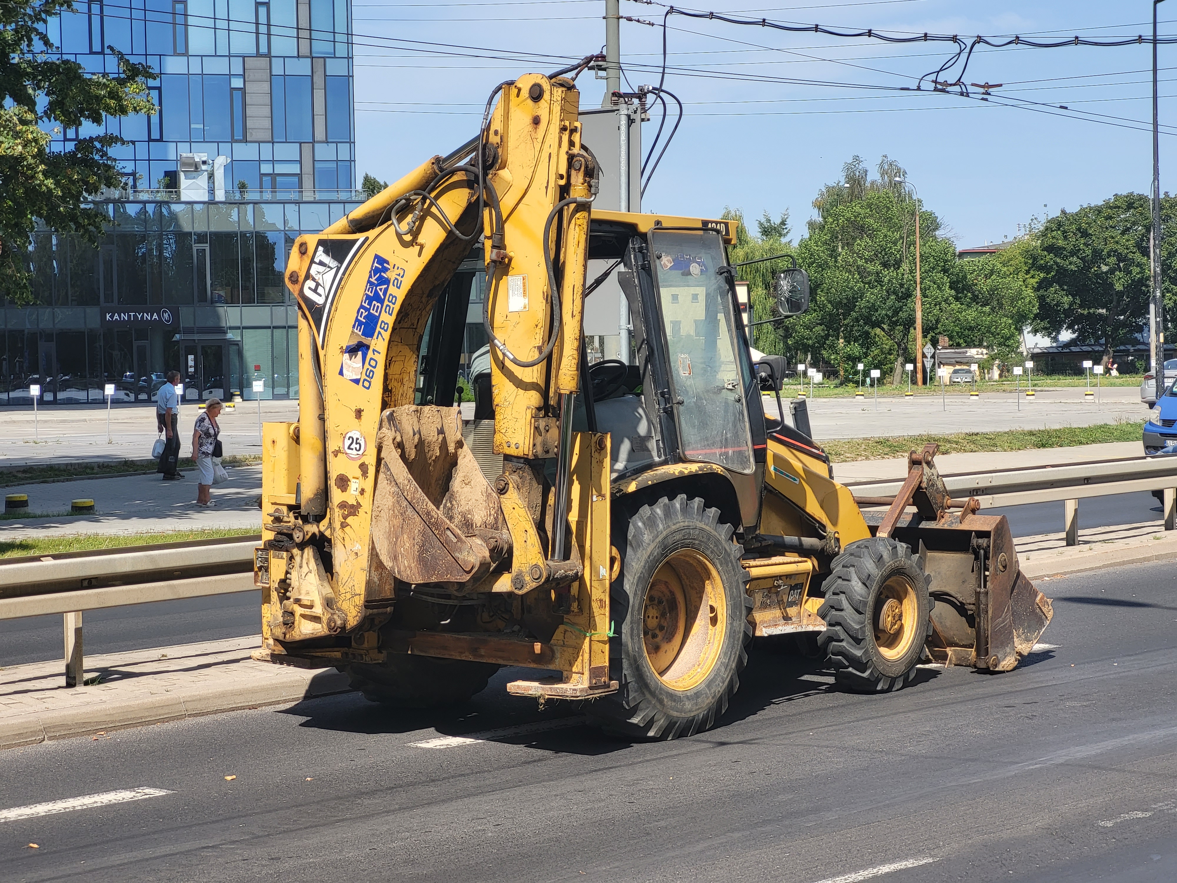 Groźny wypadek z udziałem rowerzysty. Kierujący jednośladem uderzył w koparkę (zdjęcia)