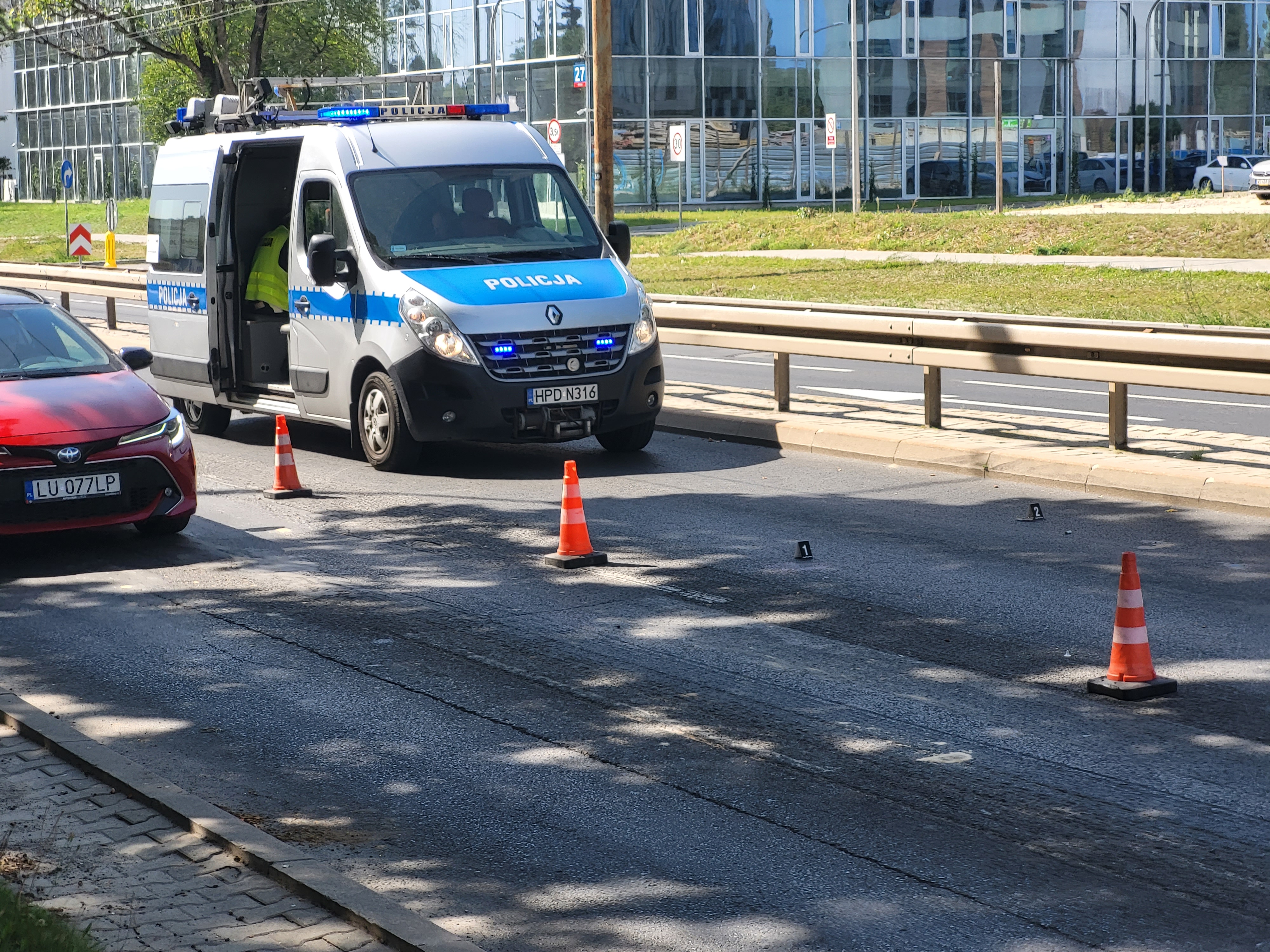 Groźny wypadek z udziałem rowerzysty. Kierujący jednośladem uderzył w koparkę (zdjęcia)