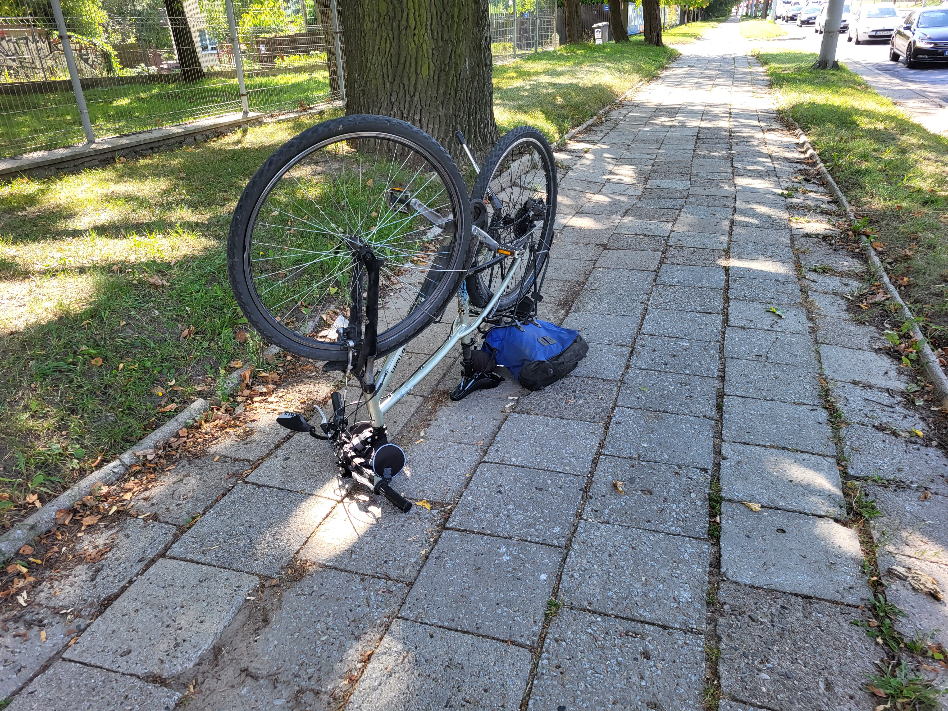 Groźny wypadek z udziałem rowerzysty. Kierujący jednośladem uderzył w koparkę (zdjęcia)