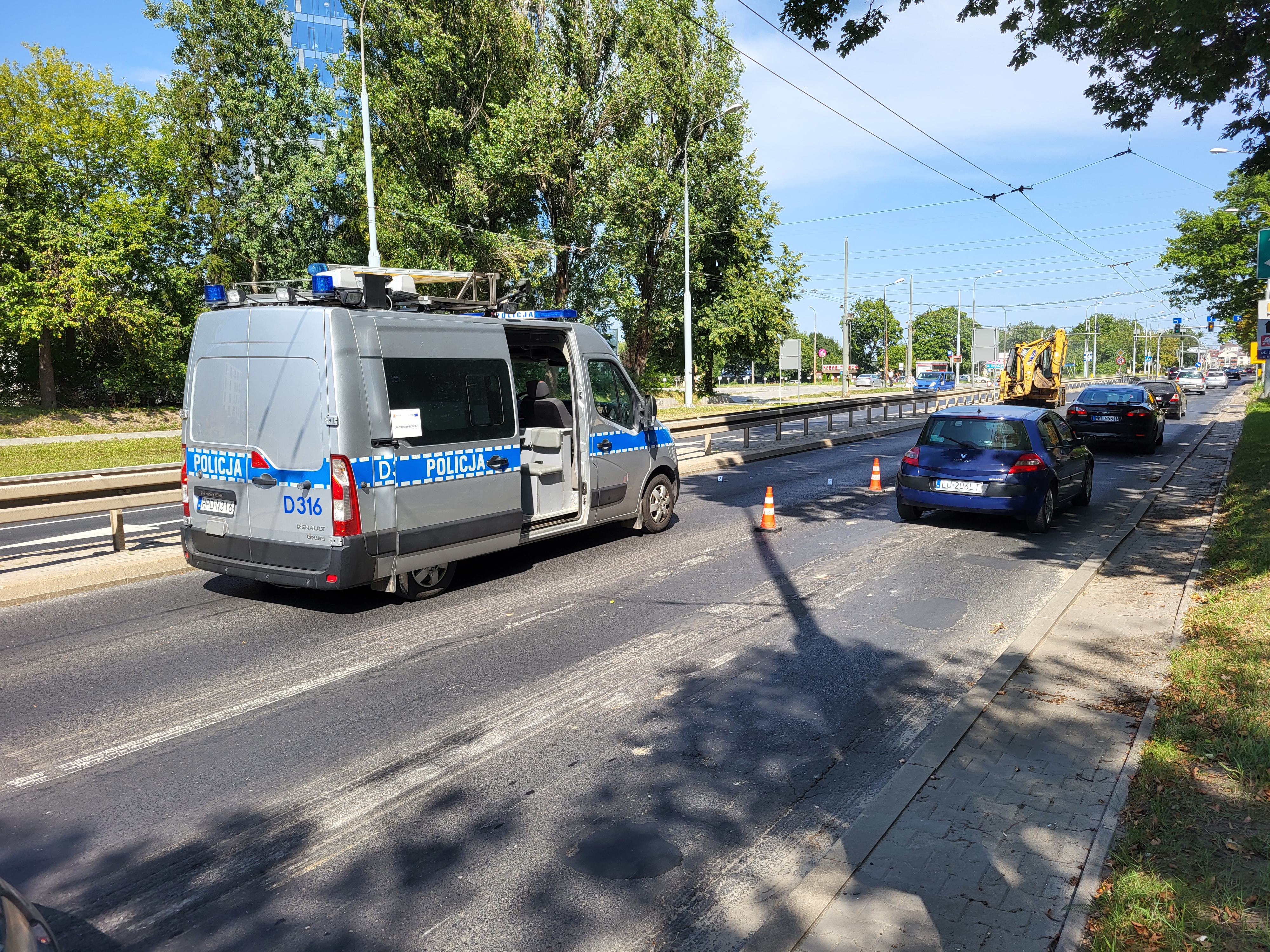 Groźny wypadek z udziałem rowerzysty. Kierujący jednośladem uderzył w koparkę (zdjęcia)