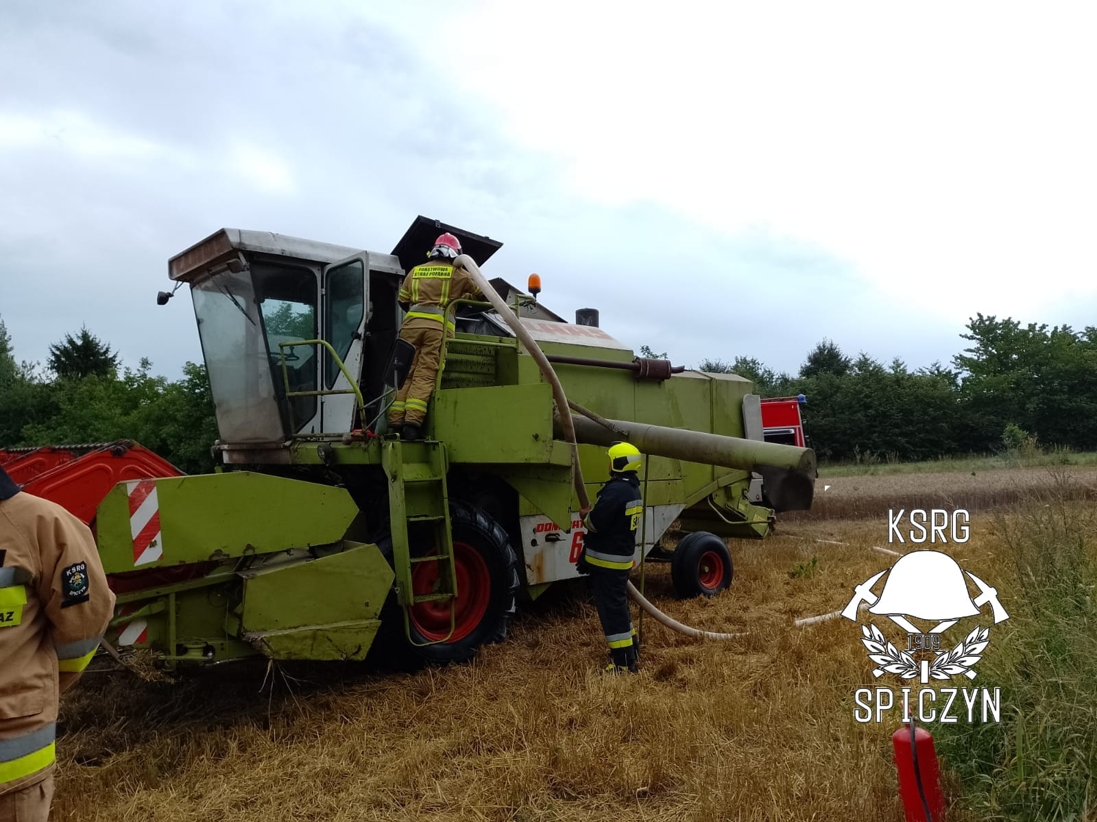 Pożar kombajnu zbożowego, ogień uszkodził komorę silnika (zdjęcia)