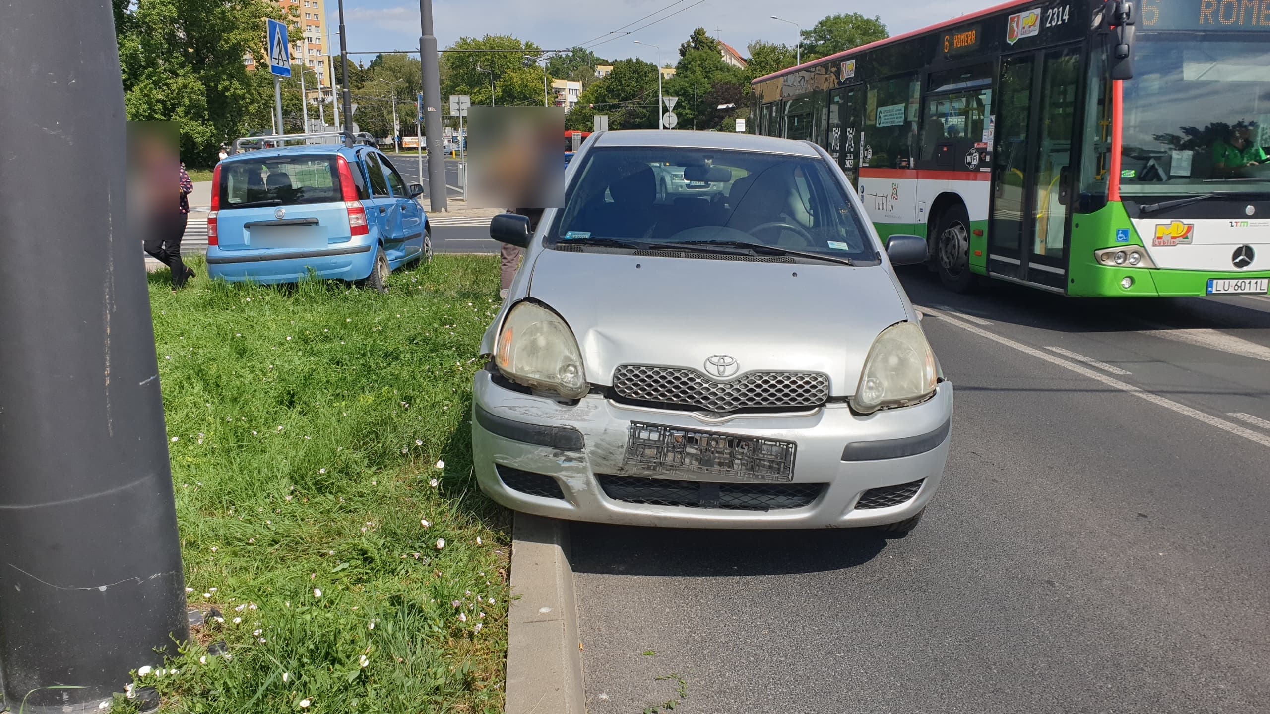 Po zderzeniu z toyotą, fiat przewrócił się na bok (zdjęcia)