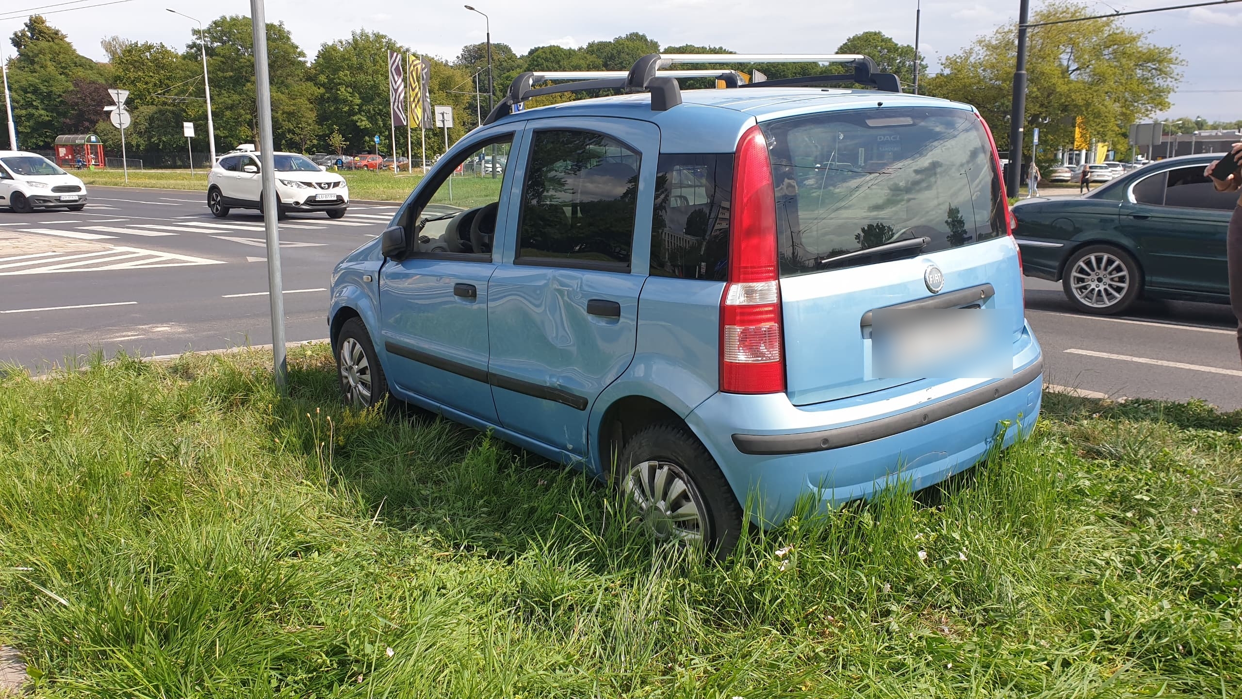 Po zderzeniu z toyotą, fiat przewrócił się na bok (zdjęcia)