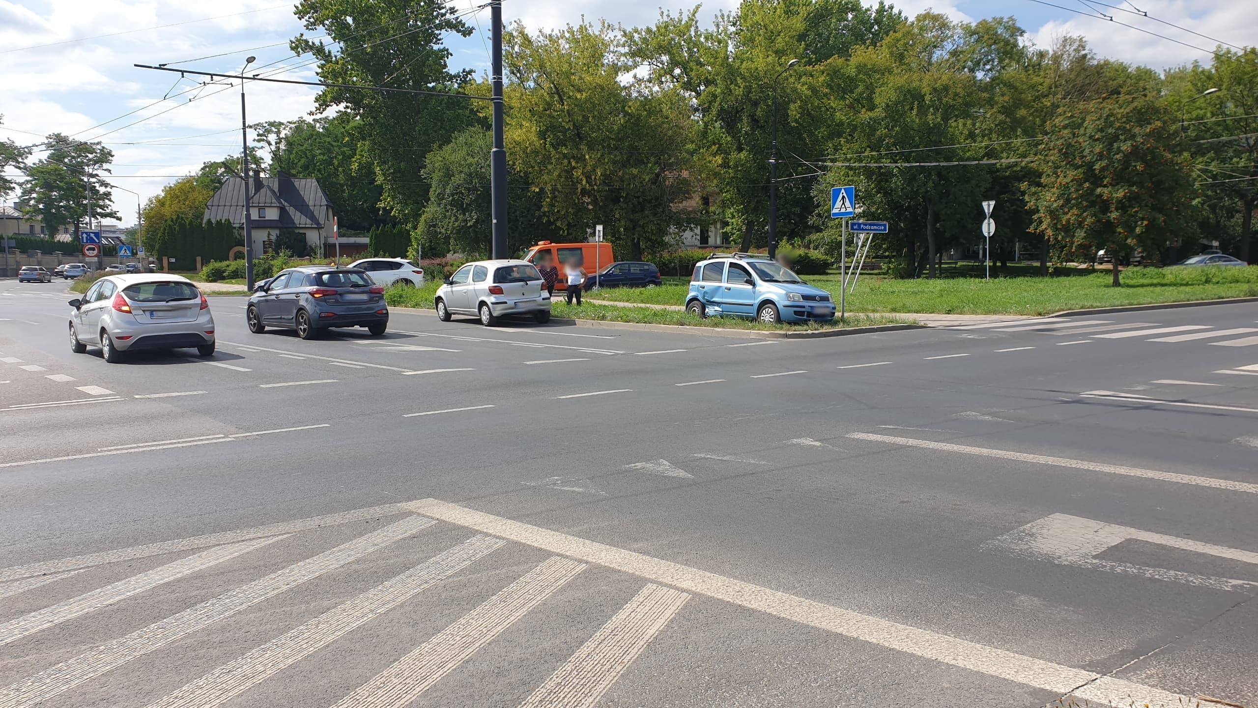 Po zderzeniu z toyotą, fiat przewrócił się na bok (zdjęcia)