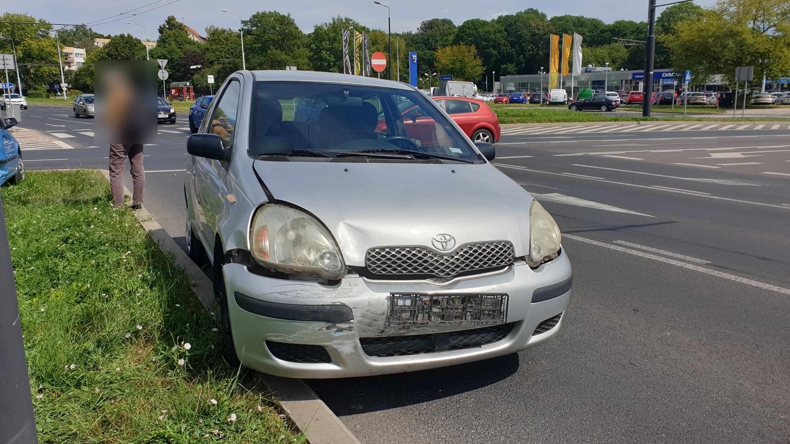 Po zderzeniu z toyotą, fiat przewrócił się na bok (zdjęcia)