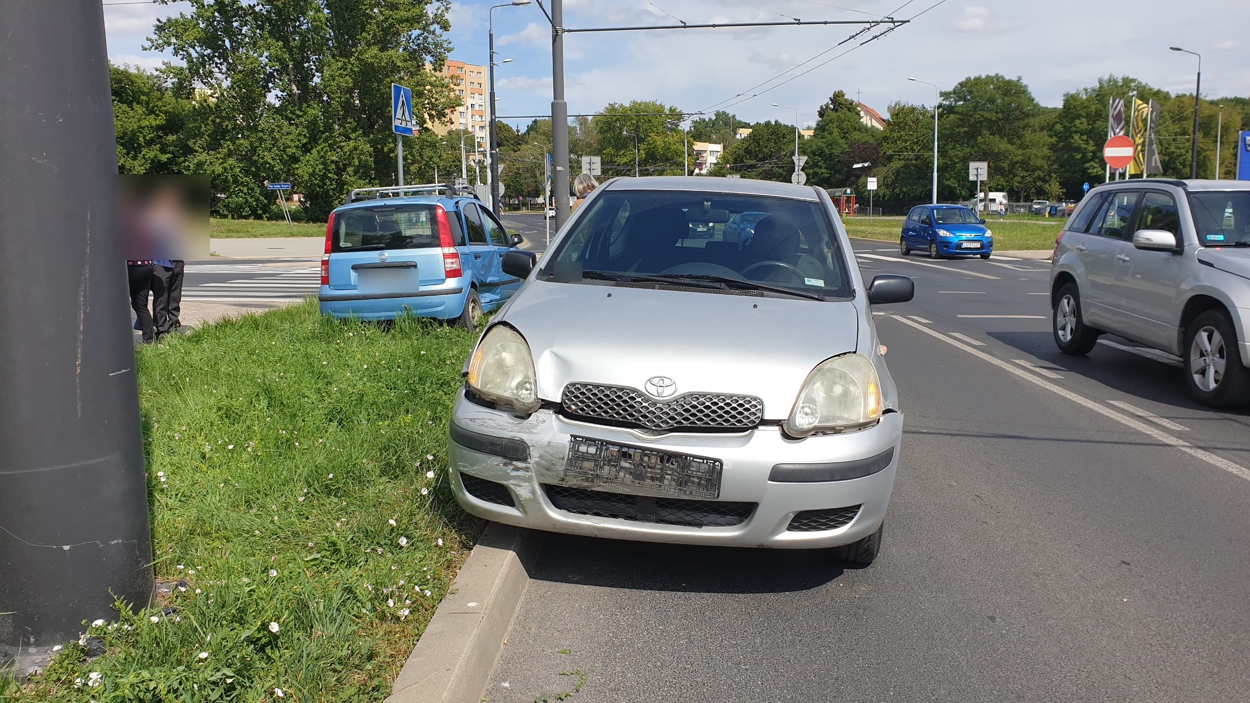 Po zderzeniu z toyotą, fiat przewrócił się na bok (zdjęcia)