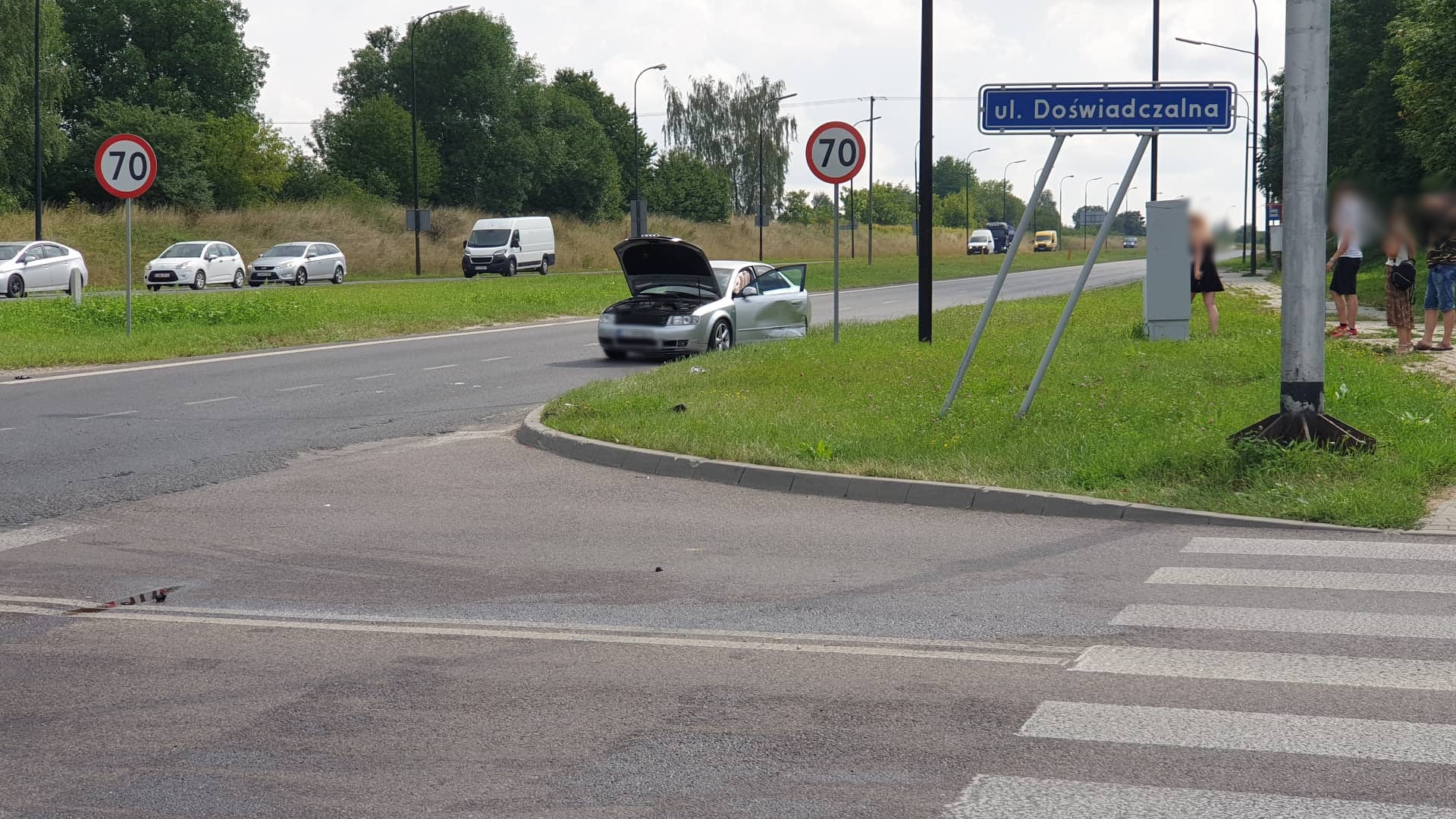 Wypadkowe skrzyżowanie znów dało znać o sobie. Zderzenie opla z audi, jedna osoba poszkodowana (zdjęcia)