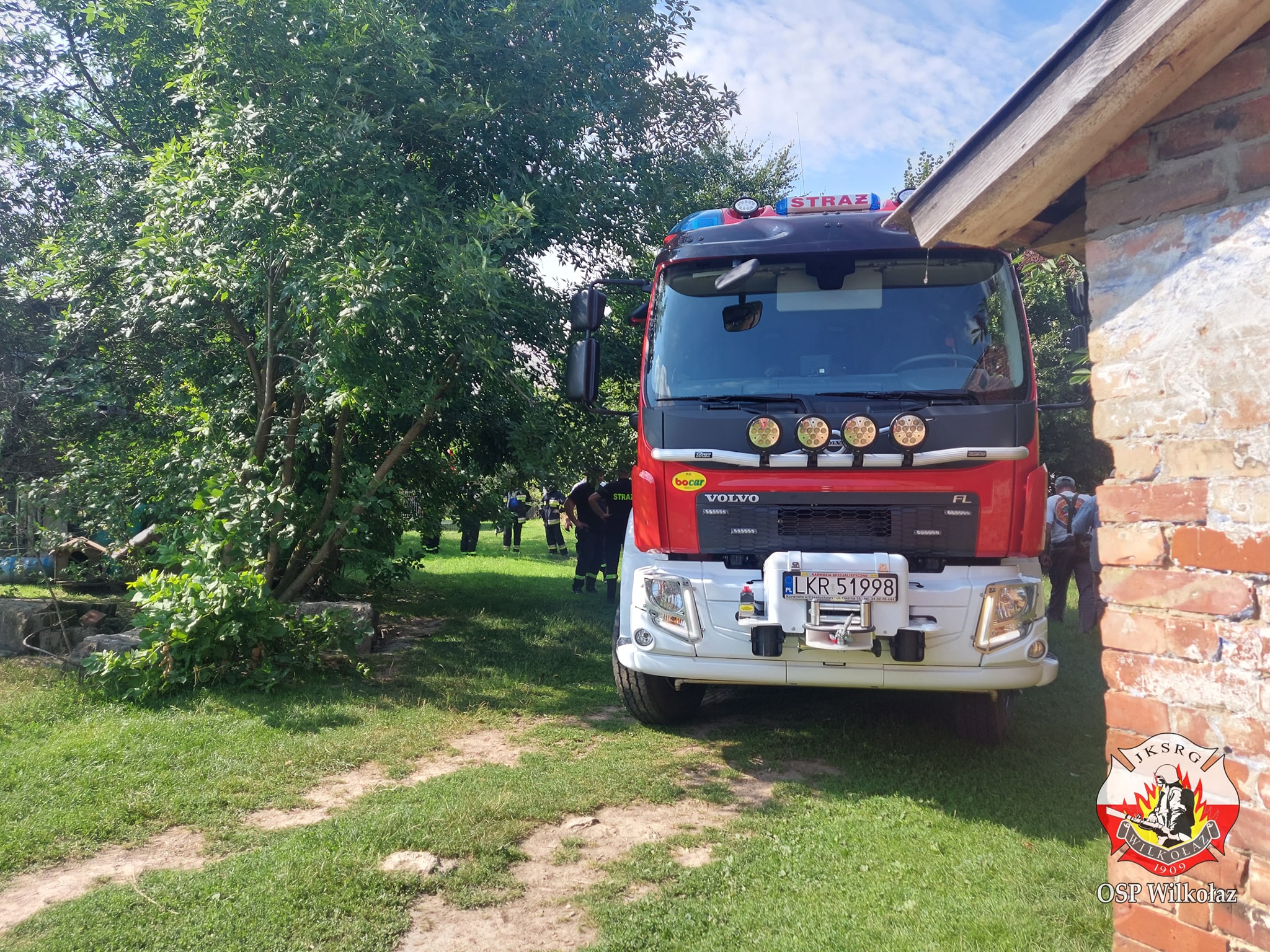 Pożar kombajnu zbożowego. Świadkowie opanowali ogień za pomocą węża ogrodowego (zdjęcia)