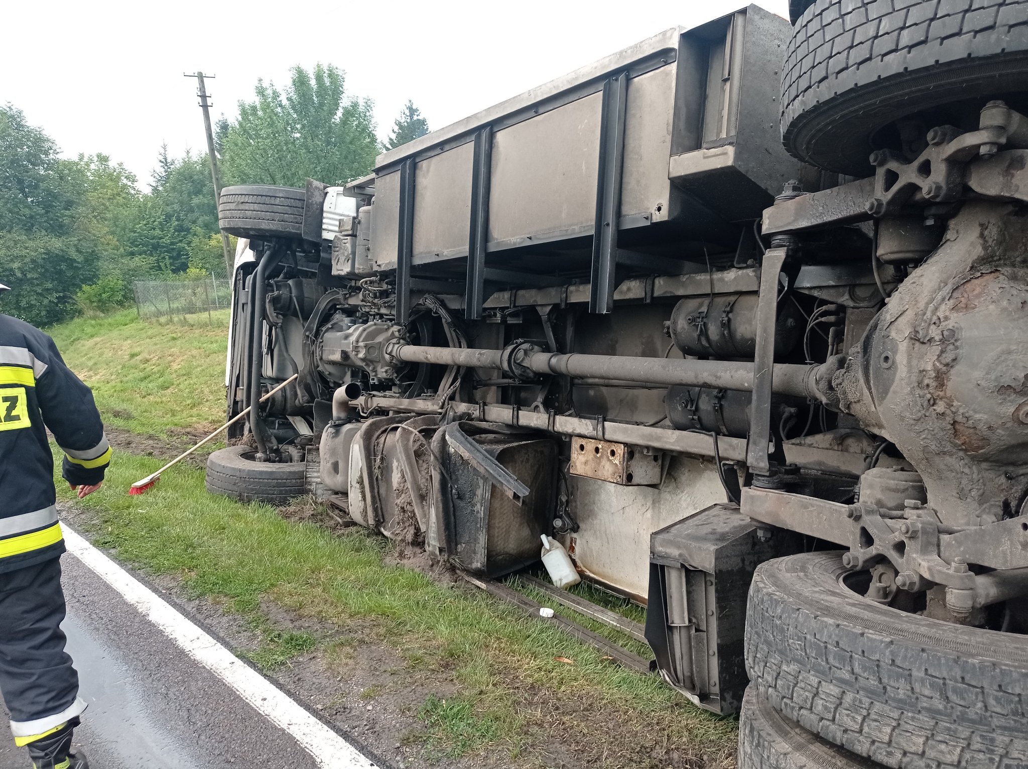Pojazd ciężarowy wypadł z drogi i przewrócił się na bok (zdjęcia)