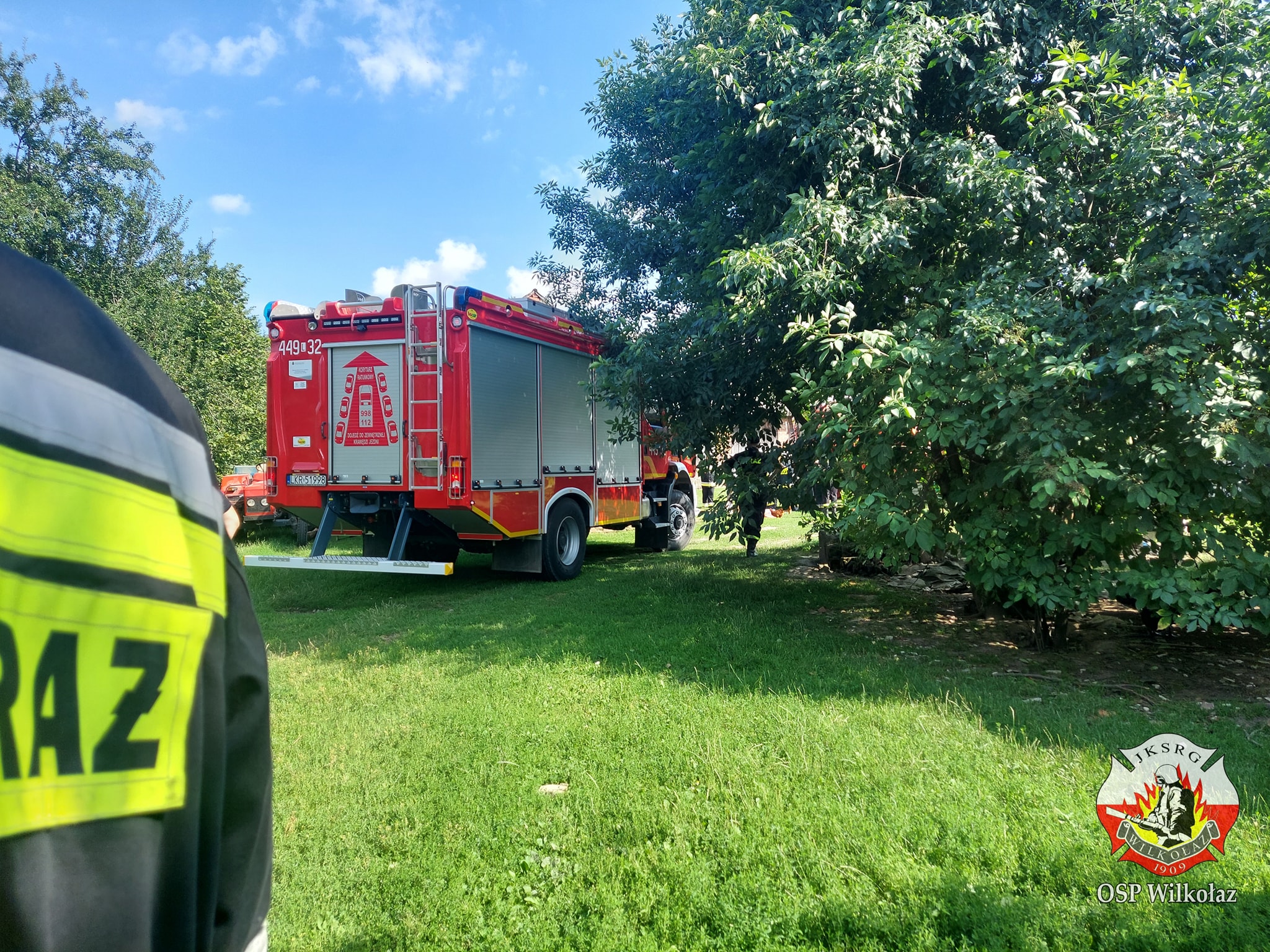 Pożar kombajnu zbożowego. Świadkowie opanowali ogień za pomocą węża ogrodowego (zdjęcia)