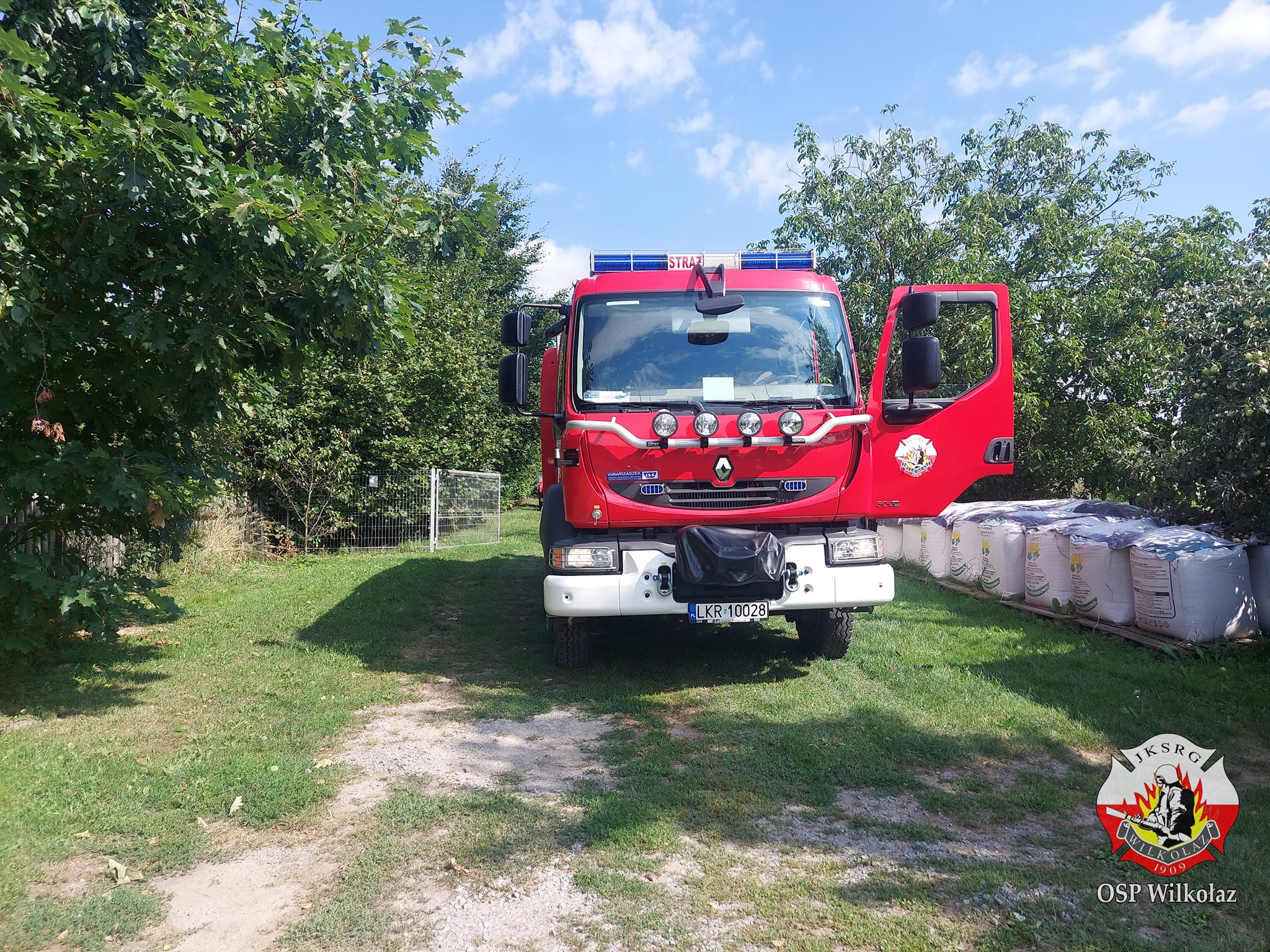 Pożar kombajnu zbożowego. Świadkowie opanowali ogień za pomocą węża ogrodowego (zdjęcia)