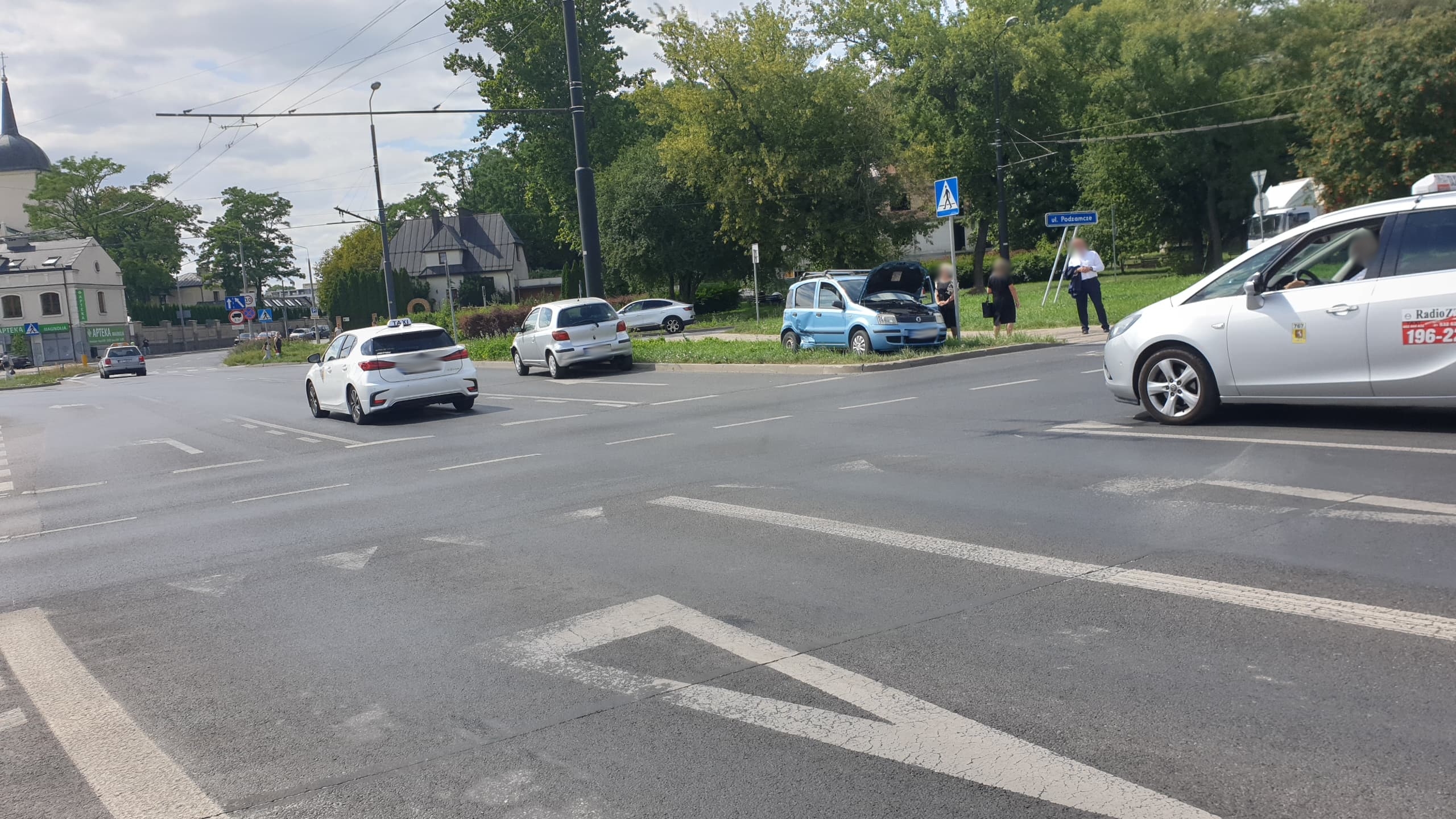 Po zderzeniu z toyotą, fiat przewrócił się na bok (zdjęcia)