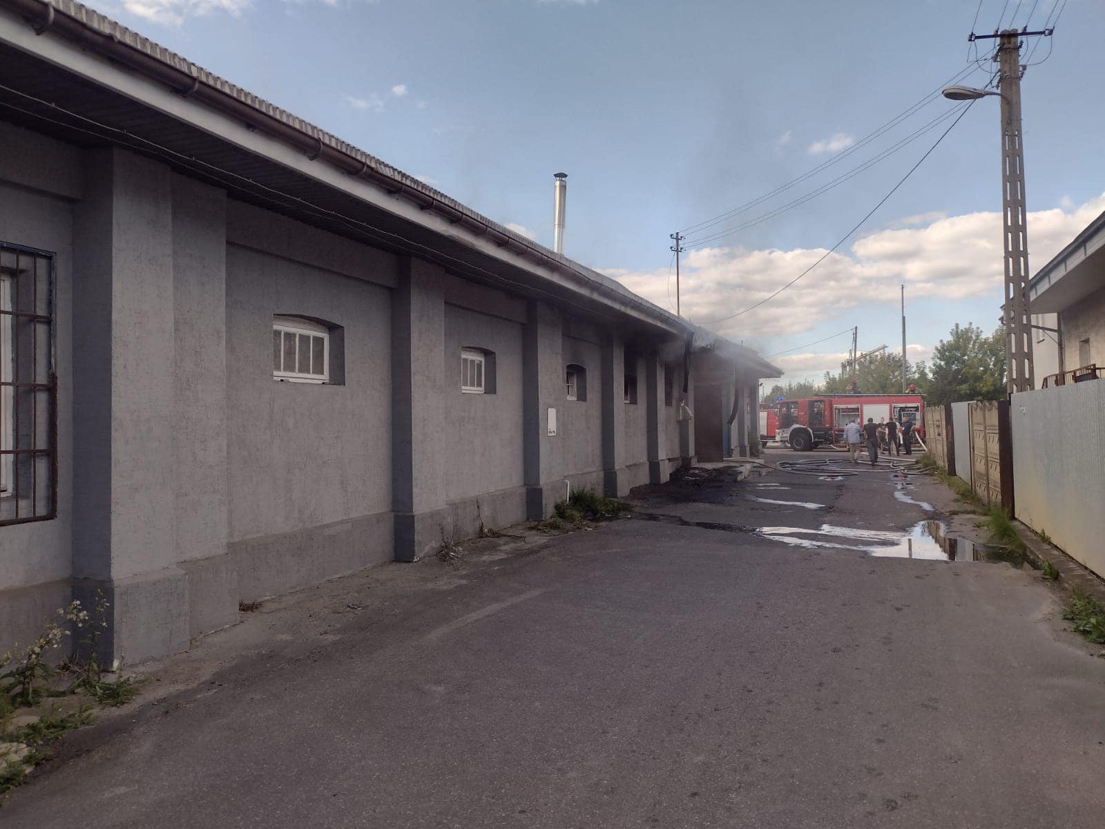 Kilkudziesięciu strażaków walczyło z pożarem sklepu meblowego. „Ogień wydobywał się przez otwory okienne i dach” (zdjęcia)