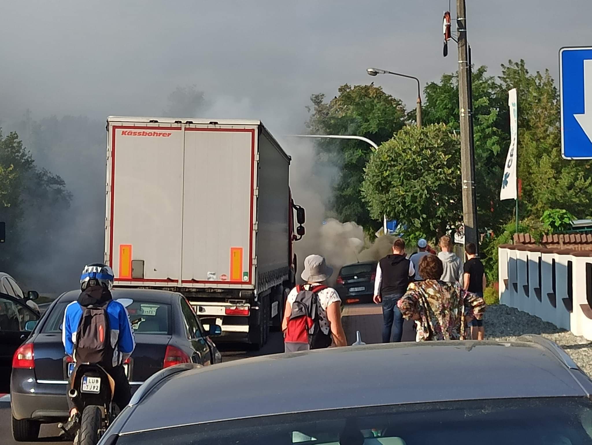 Pożar samochodu osobowego na trasie Lublin – Łęczna. Są utrudnienia z przejazdem (zdjęcia)