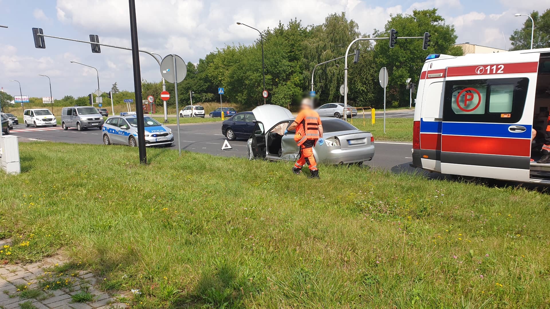 Wypadkowe skrzyżowanie znów dało znać o sobie. Zderzenie opla z audi, jedna osoba poszkodowana (zdjęcia)