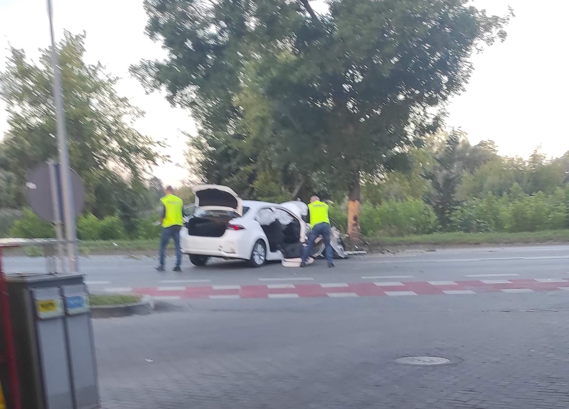 Toyota roztrzaskała się na drzewie. Trzy młode osoby poszkodowane (wideo, zdjęcia)