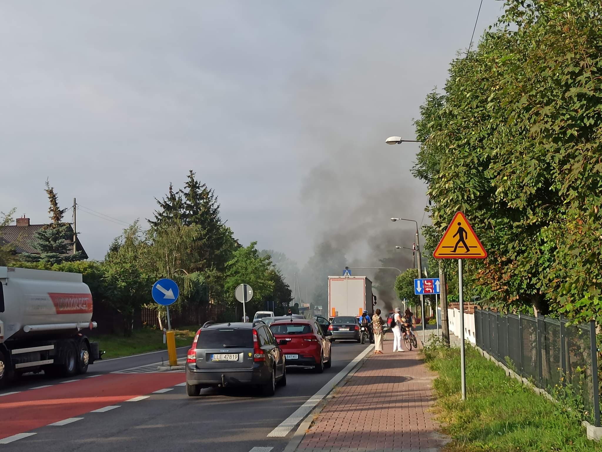 Pożar samochodu osobowego na trasie Lublin – Łęczna. Są utrudnienia z przejazdem (zdjęcia)