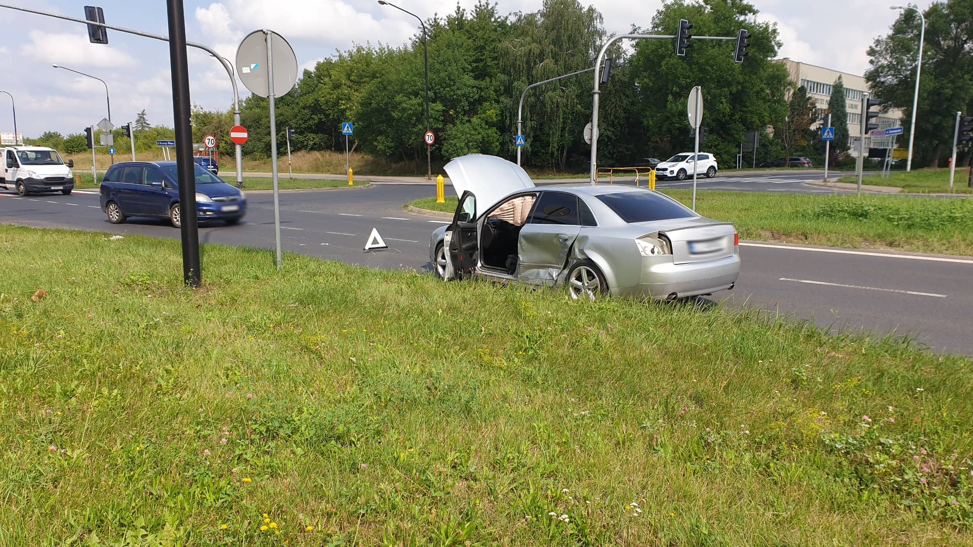 Wypadkowe skrzyżowanie znów dało znać o sobie. Zderzenie opla z audi, jedna osoba poszkodowana (zdjęcia)