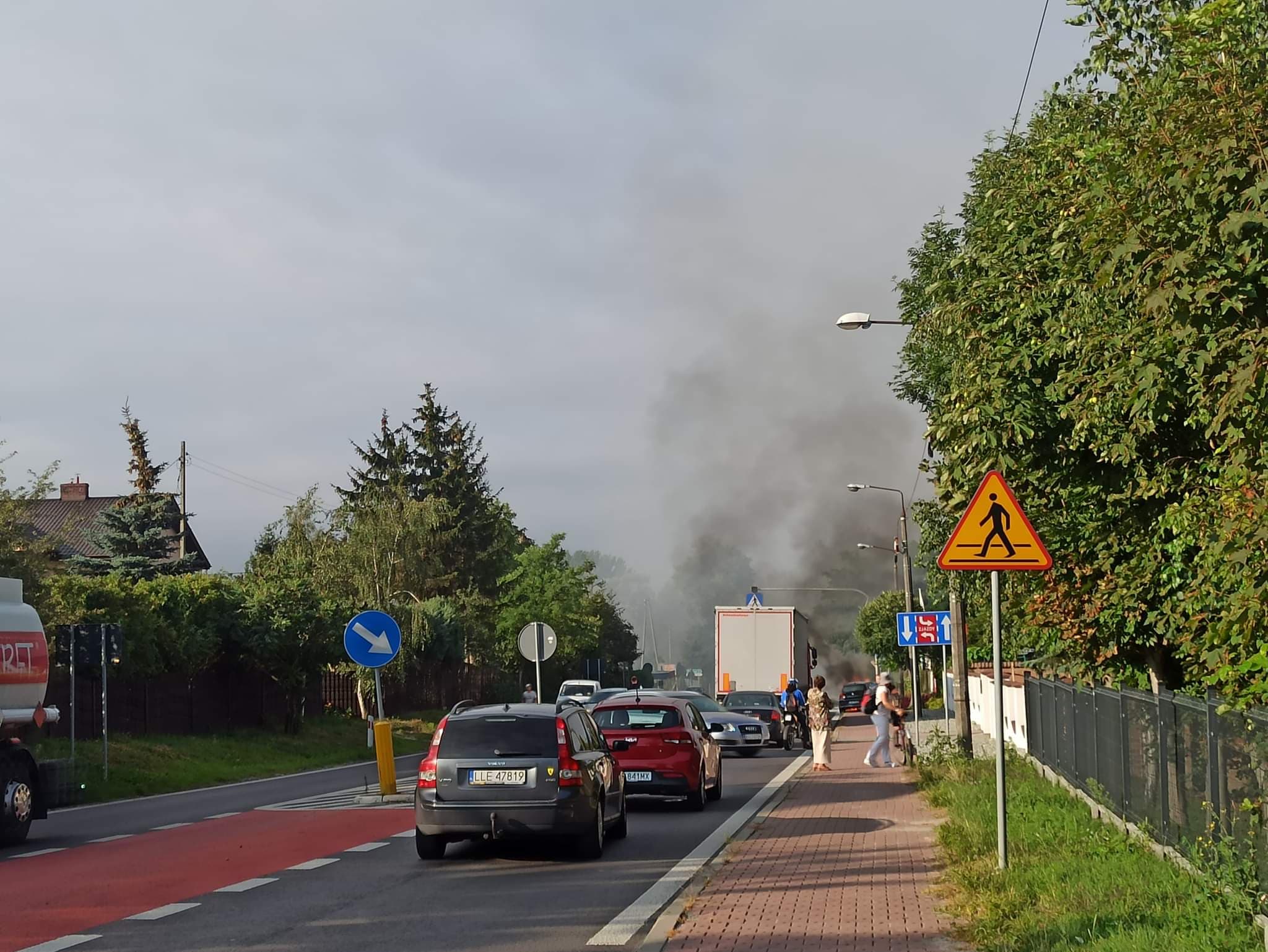 Pożar samochodu osobowego na trasie Lublin – Łęczna. Są utrudnienia z przejazdem (zdjęcia)