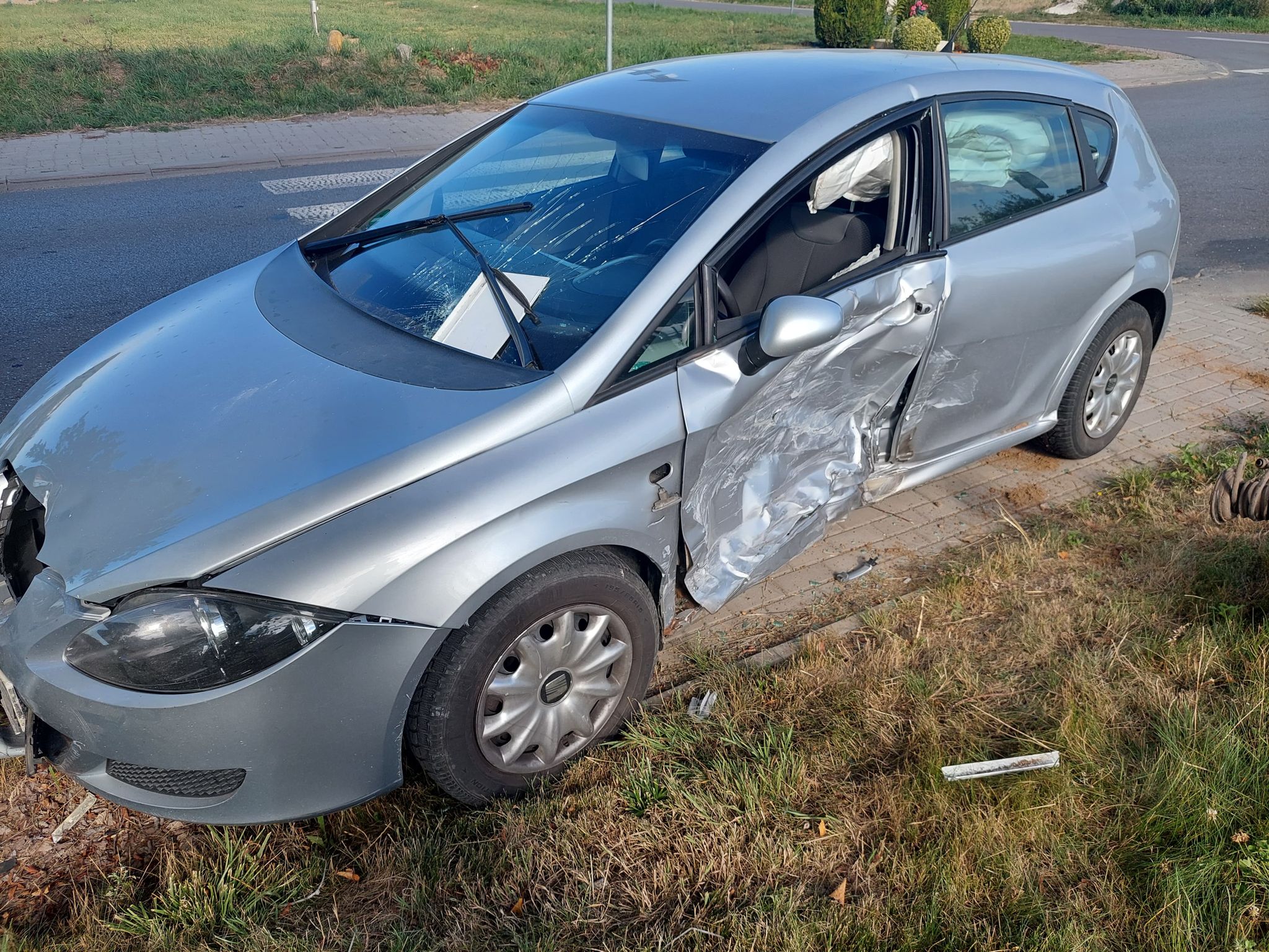 Jedna osoba poszkodowana w zderzeniu seata z BMW (zdjęcia)