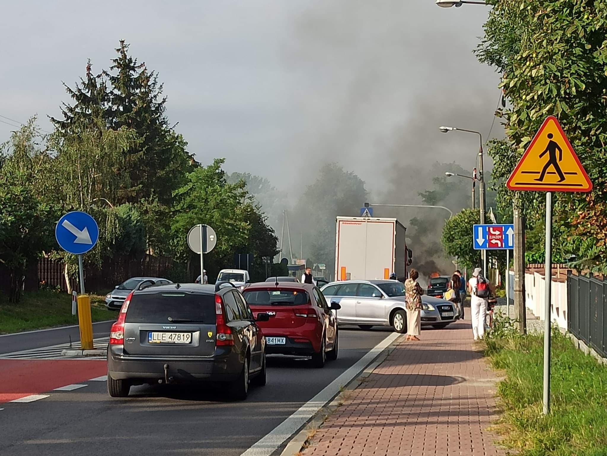 Pożar samochodu osobowego na trasie Lublin – Łęczna. Są utrudnienia z przejazdem (zdjęcia)