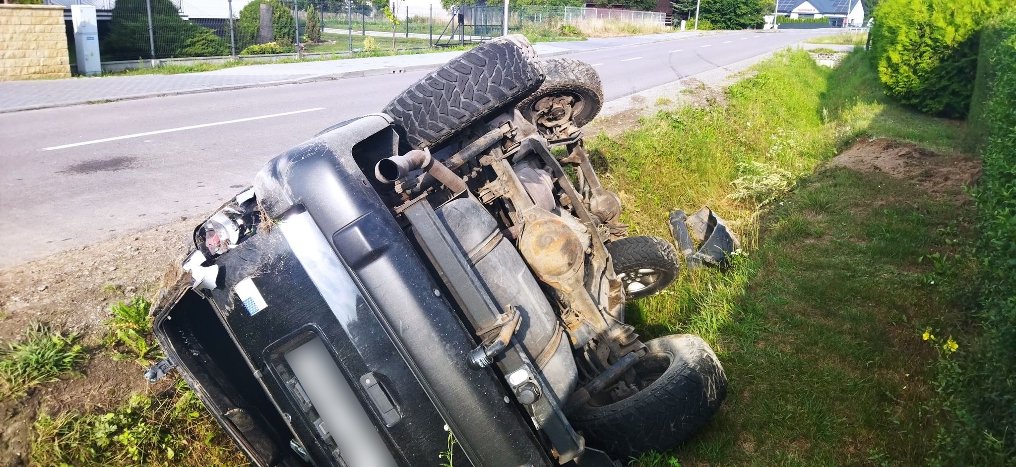 Wypadł jeepem z drogi i dachował. Groźne zdarzenie drogowe pod Lublinem (zdjęcia)