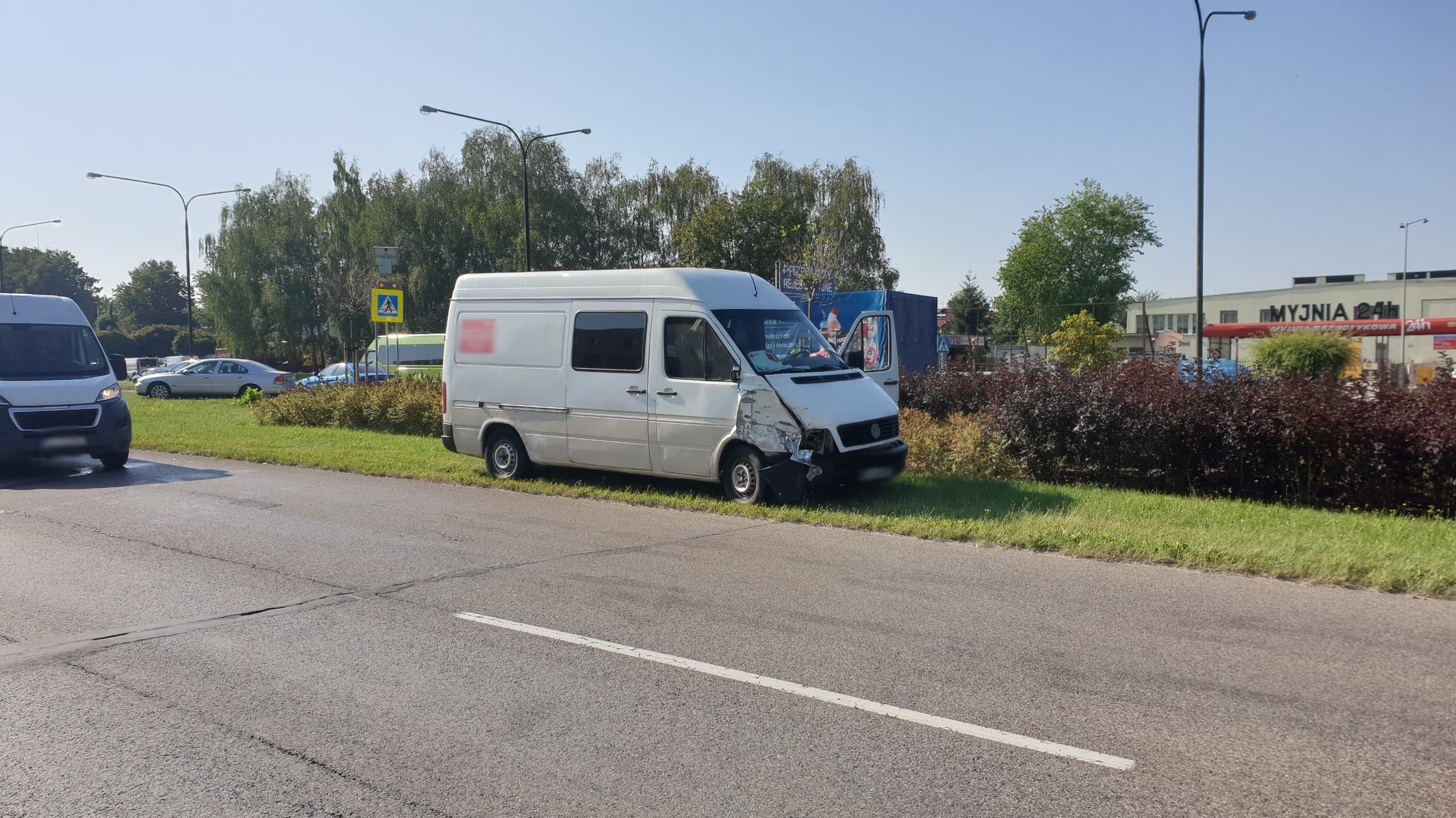 Kolejne dziś zderzenie przed przejściem dla pieszych. Pojazd dostawczy z impetem uderzył w osobowe mitsubishi (zdjęcia)