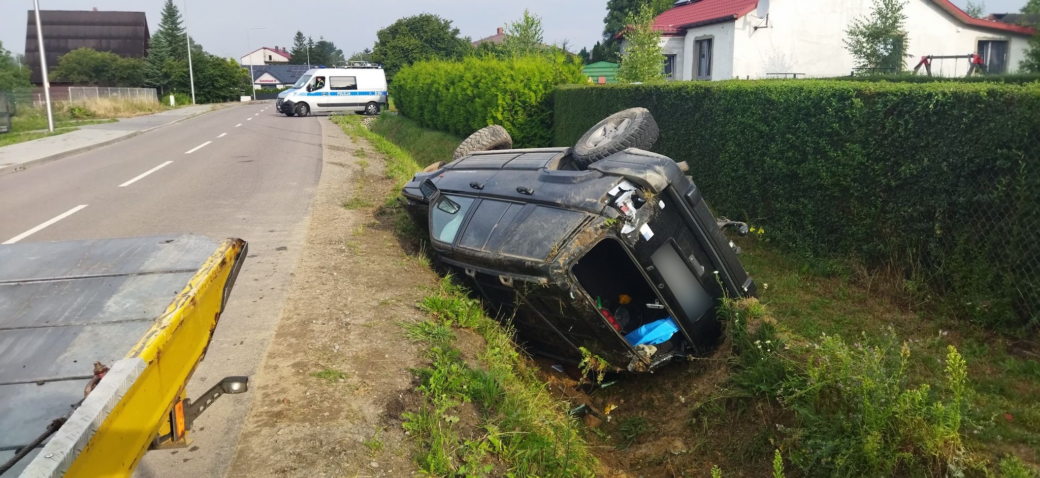 Wypadł jeepem z drogi i dachował. Groźne zdarzenie drogowe pod Lublinem (zdjęcia)