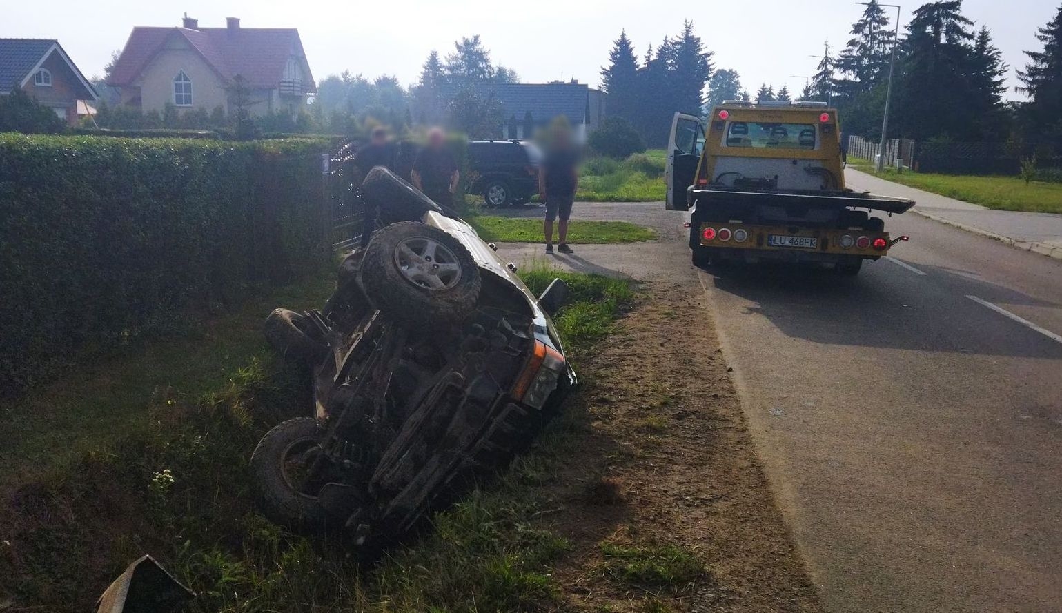 Wypadł jeepem z drogi i dachował. Groźne zdarzenie drogowe pod Lublinem (zdjęcia)