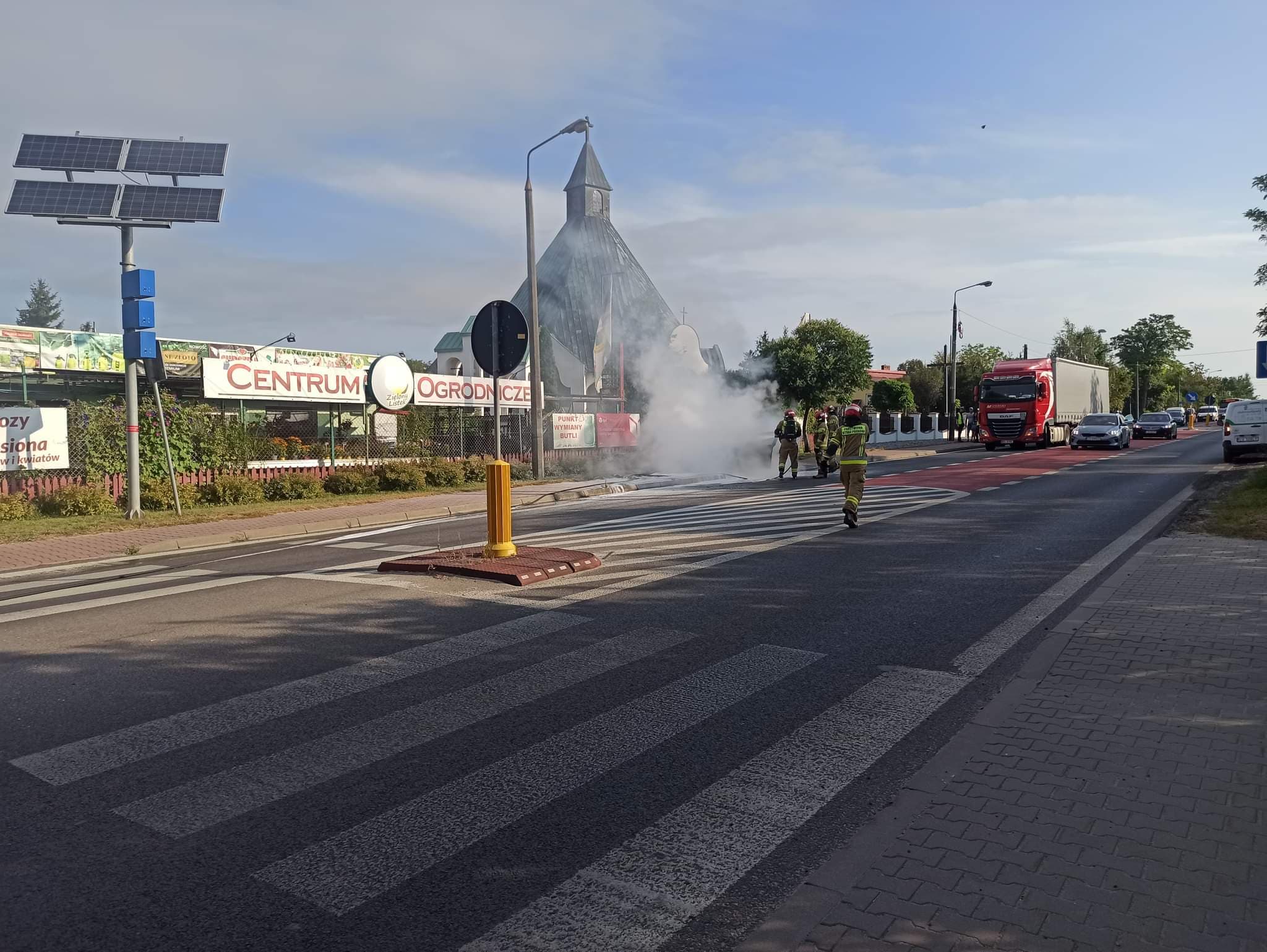 Pożar samochodu osobowego na trasie Lublin – Łęczna. Są utrudnienia z przejazdem (zdjęcia)