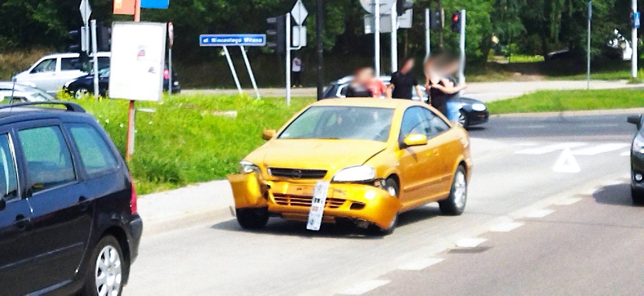 Wypadkowe skrzyżowanie znów dało znać o sobie. Zderzenie opla z audi, jedna osoba poszkodowana (zdjęcia)