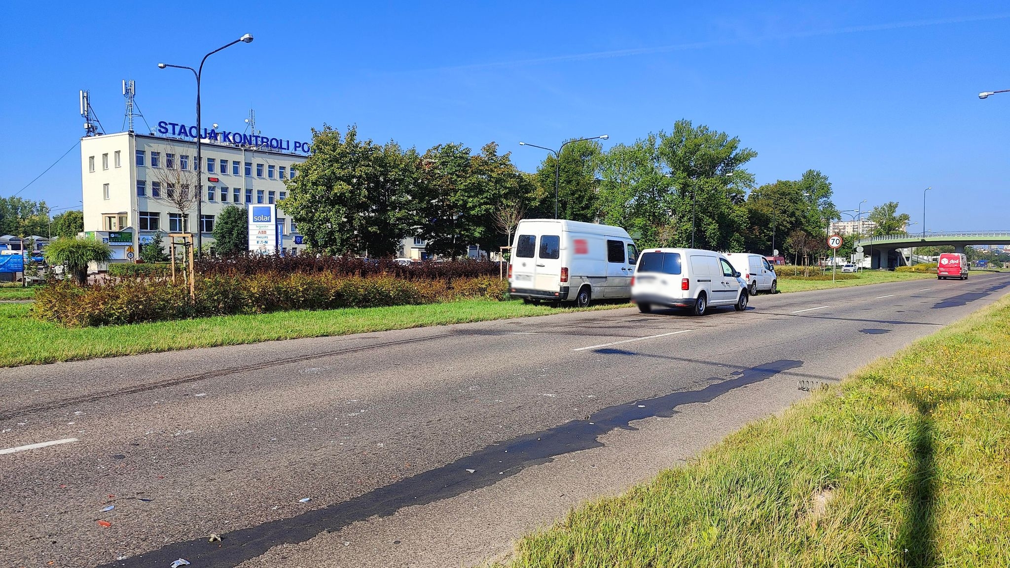 Kolejne dziś zderzenie przed przejściem dla pieszych. Pojazd dostawczy z impetem uderzył w osobowe mitsubishi (zdjęcia)