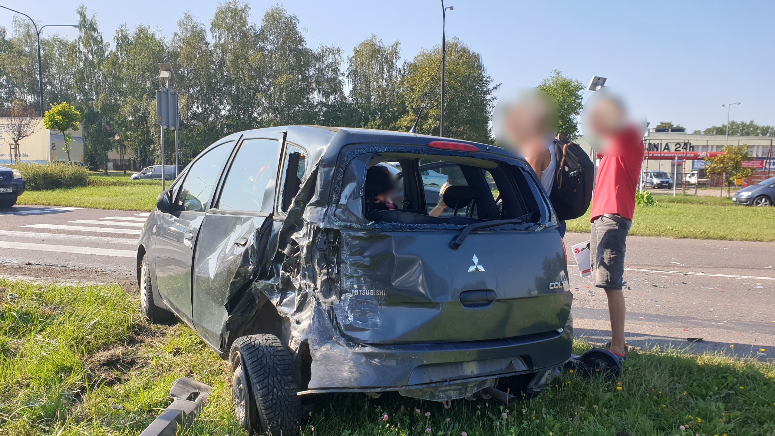 Kolejne dziś zderzenie przed przejściem dla pieszych. Pojazd dostawczy z impetem uderzył w osobowe mitsubishi (zdjęcia)