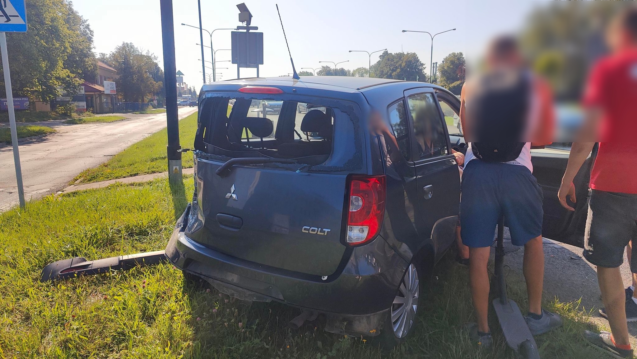 Kolejne dziś zderzenie przed przejściem dla pieszych. Pojazd dostawczy z impetem uderzył w osobowe mitsubishi (zdjęcia)