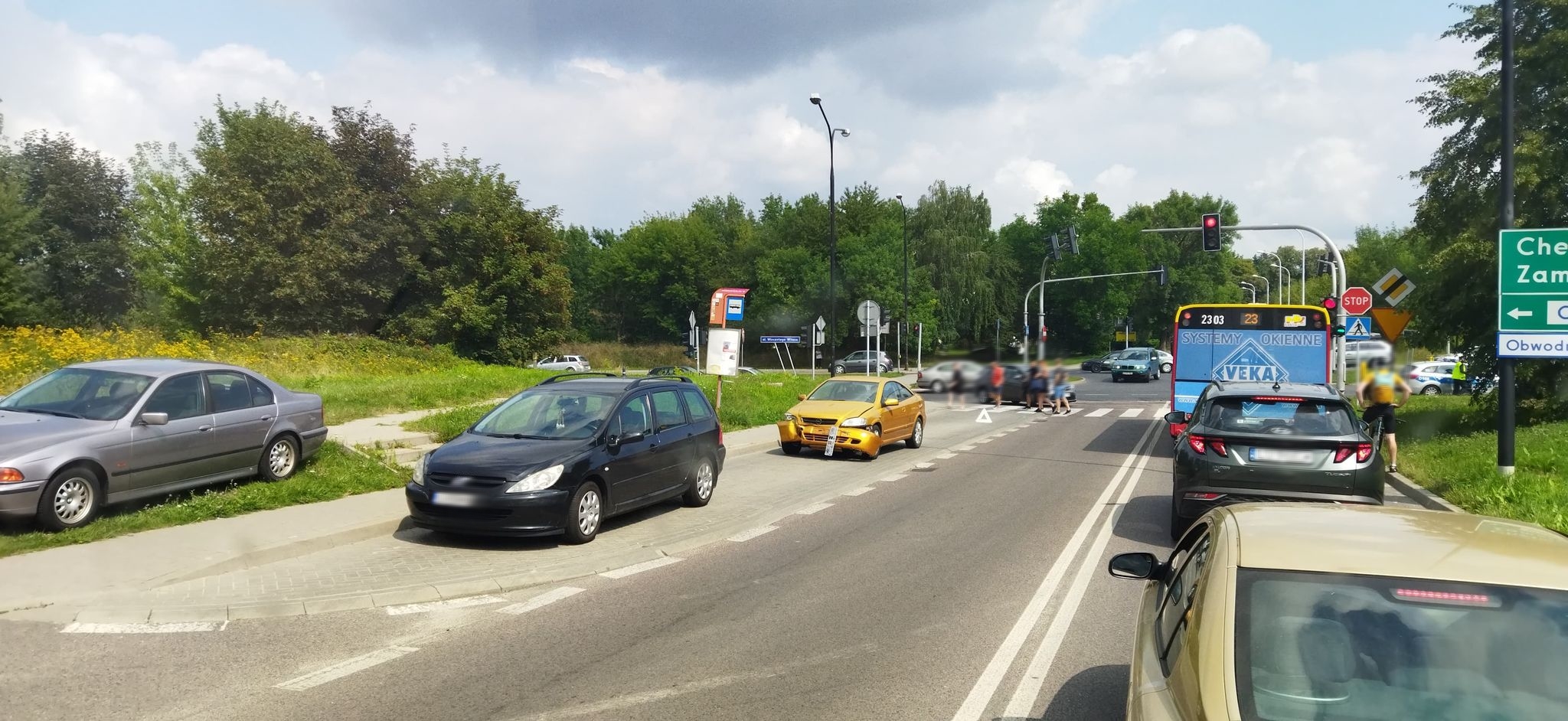 Wypadkowe skrzyżowanie znów dało znać o sobie. Zderzenie opla z audi, jedna osoba poszkodowana (zdjęcia)