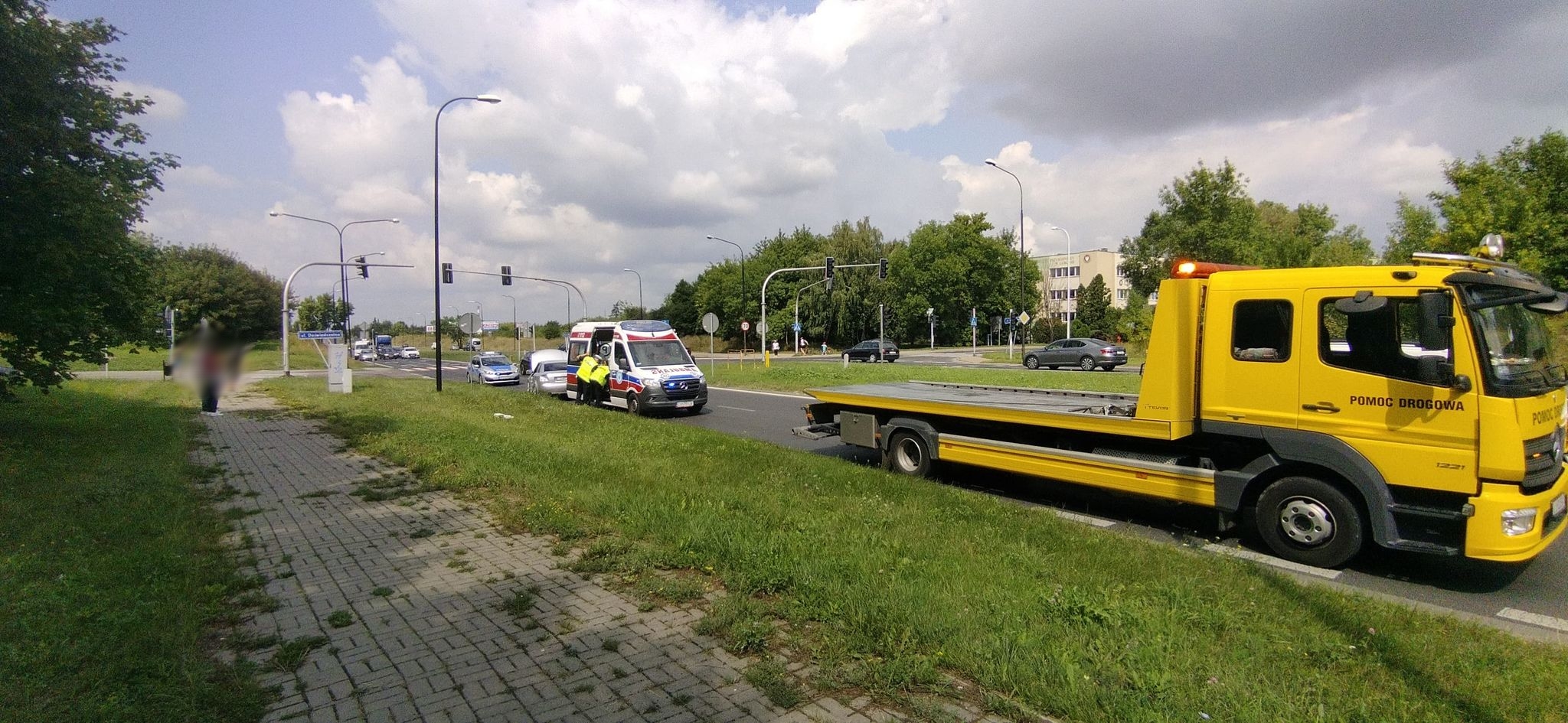 Wypadkowe skrzyżowanie znów dało znać o sobie. Zderzenie opla z audi, jedna osoba poszkodowana (zdjęcia)