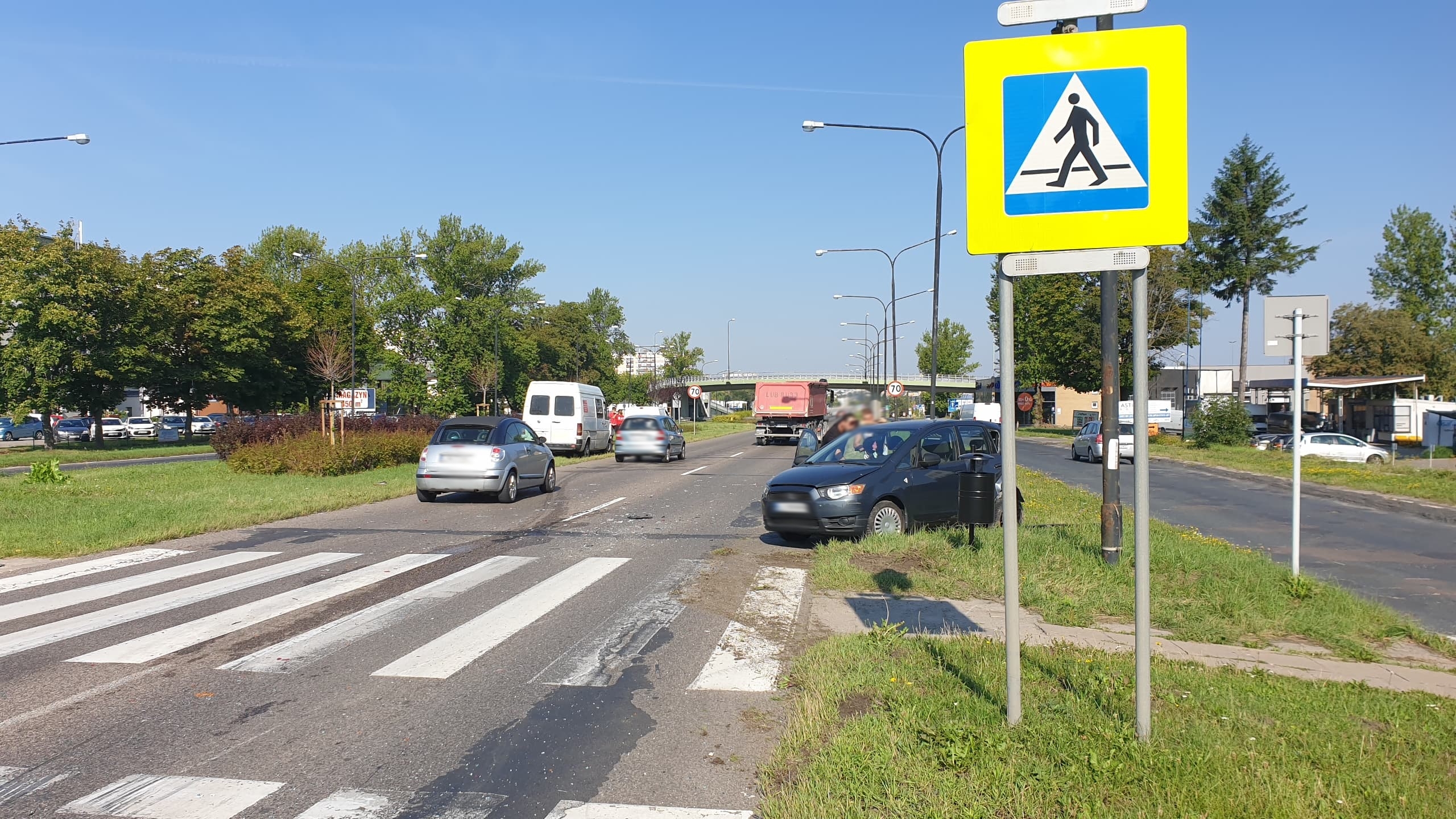 Kolejne dziś zderzenie przed przejściem dla pieszych. Pojazd dostawczy z impetem uderzył w osobowe mitsubishi (zdjęcia)