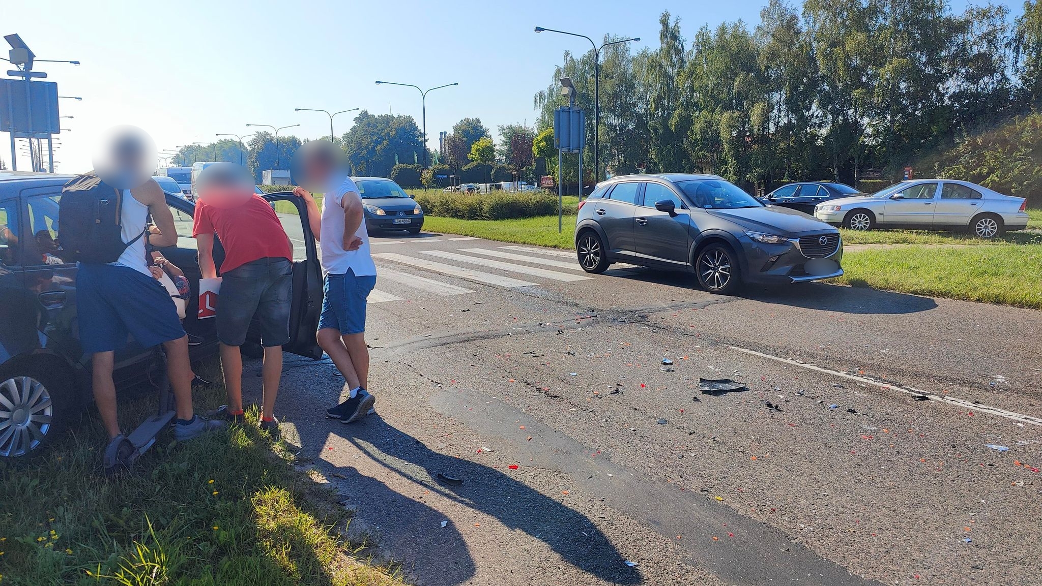 Kolejne dziś zderzenie przed przejściem dla pieszych. Pojazd dostawczy z impetem uderzył w osobowe mitsubishi (zdjęcia)