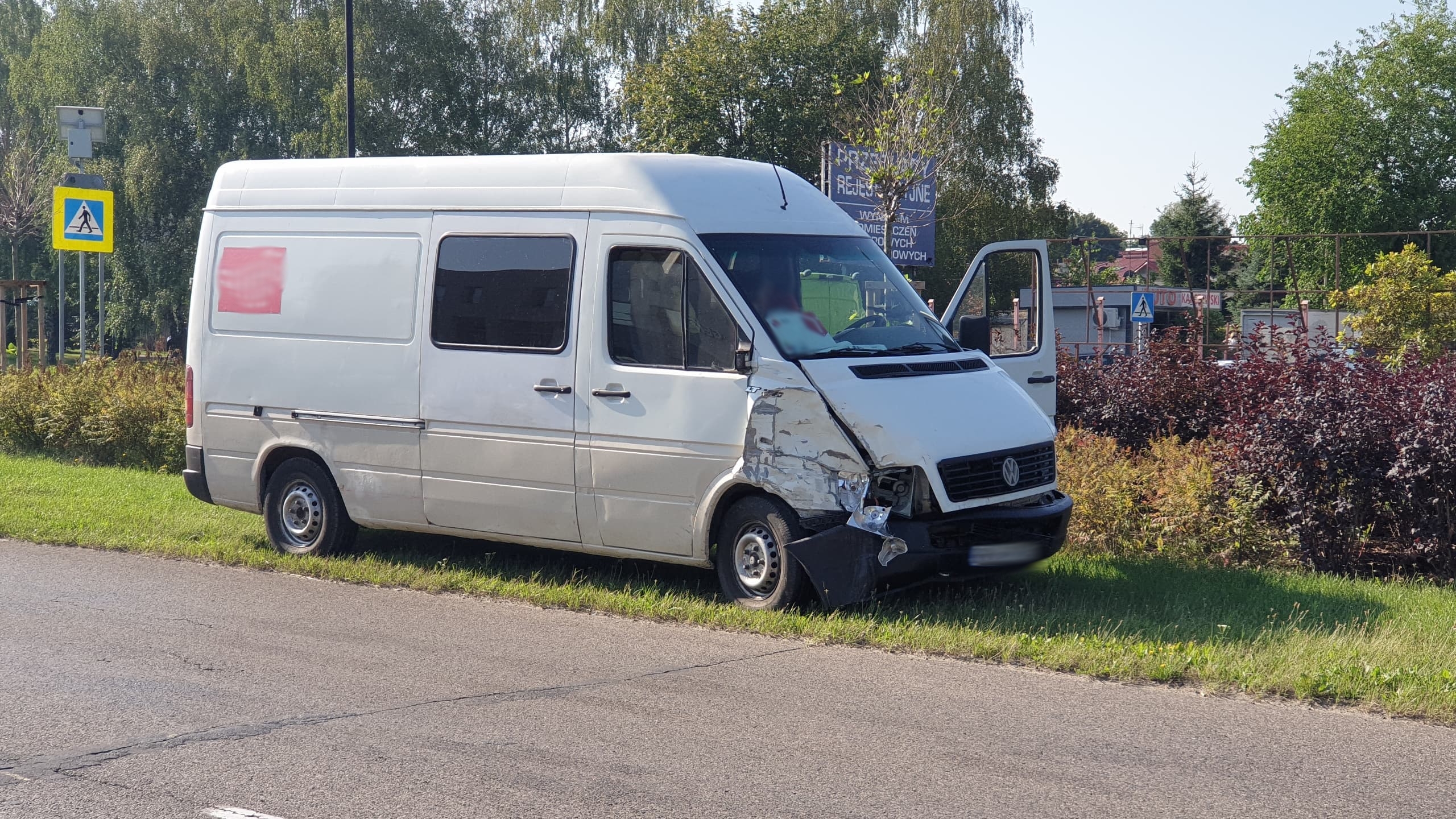 Kolejne dziś zderzenie przed przejściem dla pieszych. Pojazd dostawczy z impetem uderzył w osobowe mitsubishi (zdjęcia)