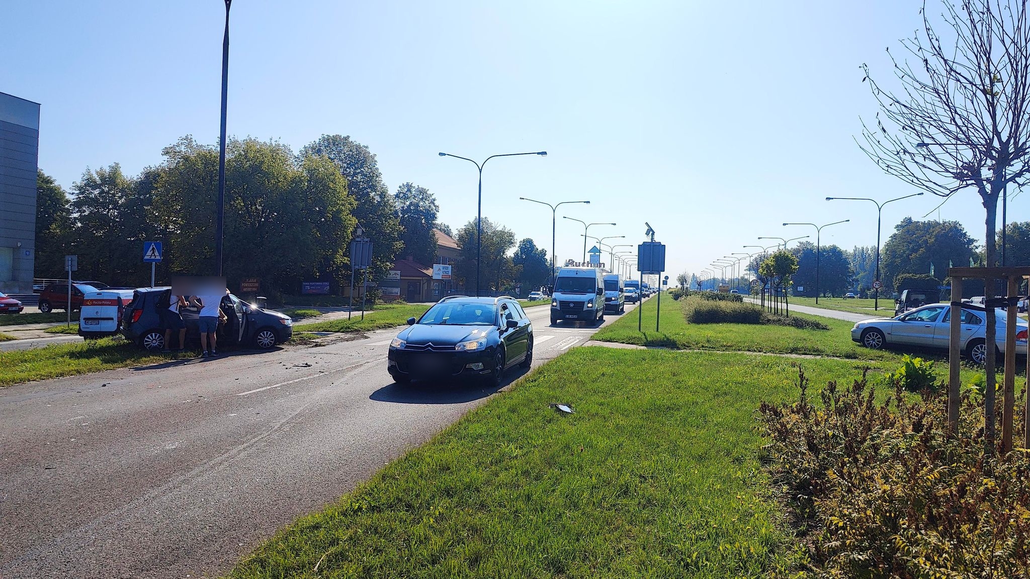 Kolejne dziś zderzenie przed przejściem dla pieszych. Pojazd dostawczy z impetem uderzył w osobowe mitsubishi (zdjęcia)