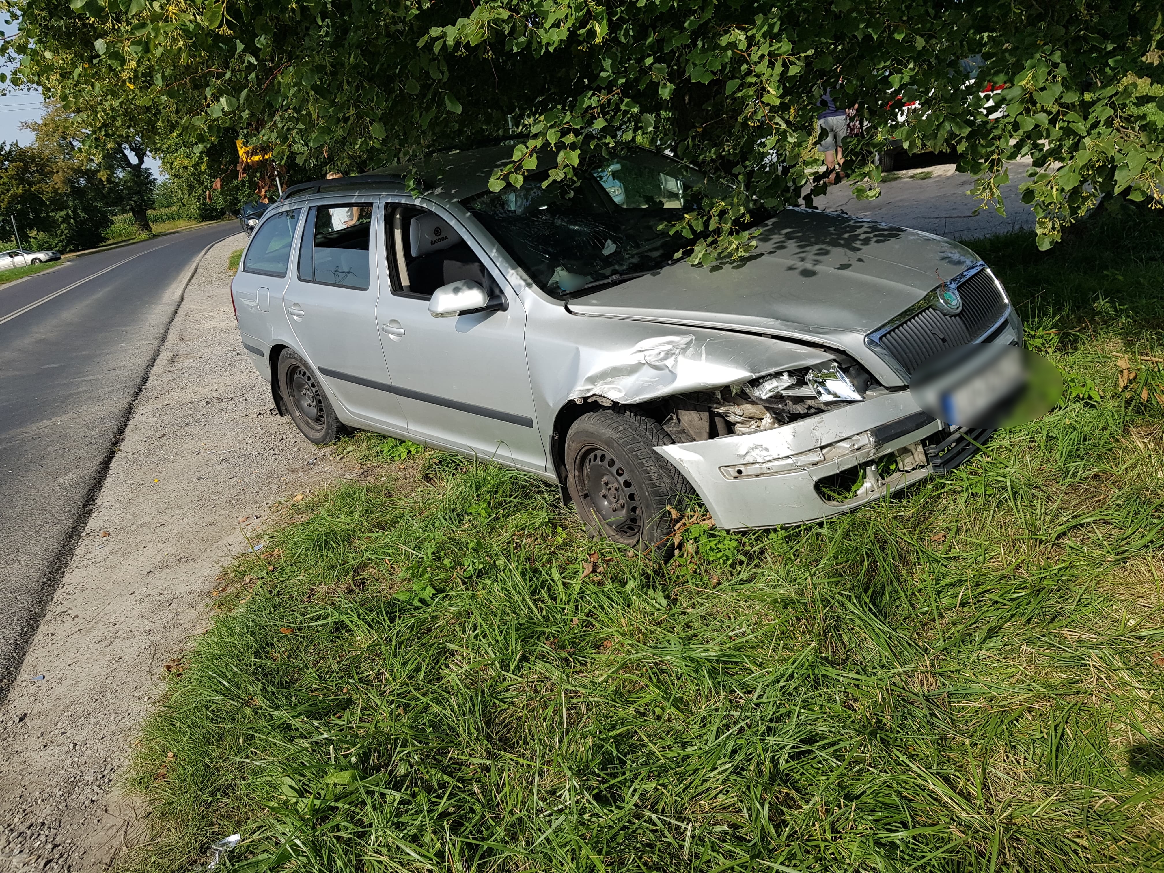 Stał na poboczu, po chwili ruszył. Doszło do zderzenia, skoda o włos minęła drzewo (zdjęcia)