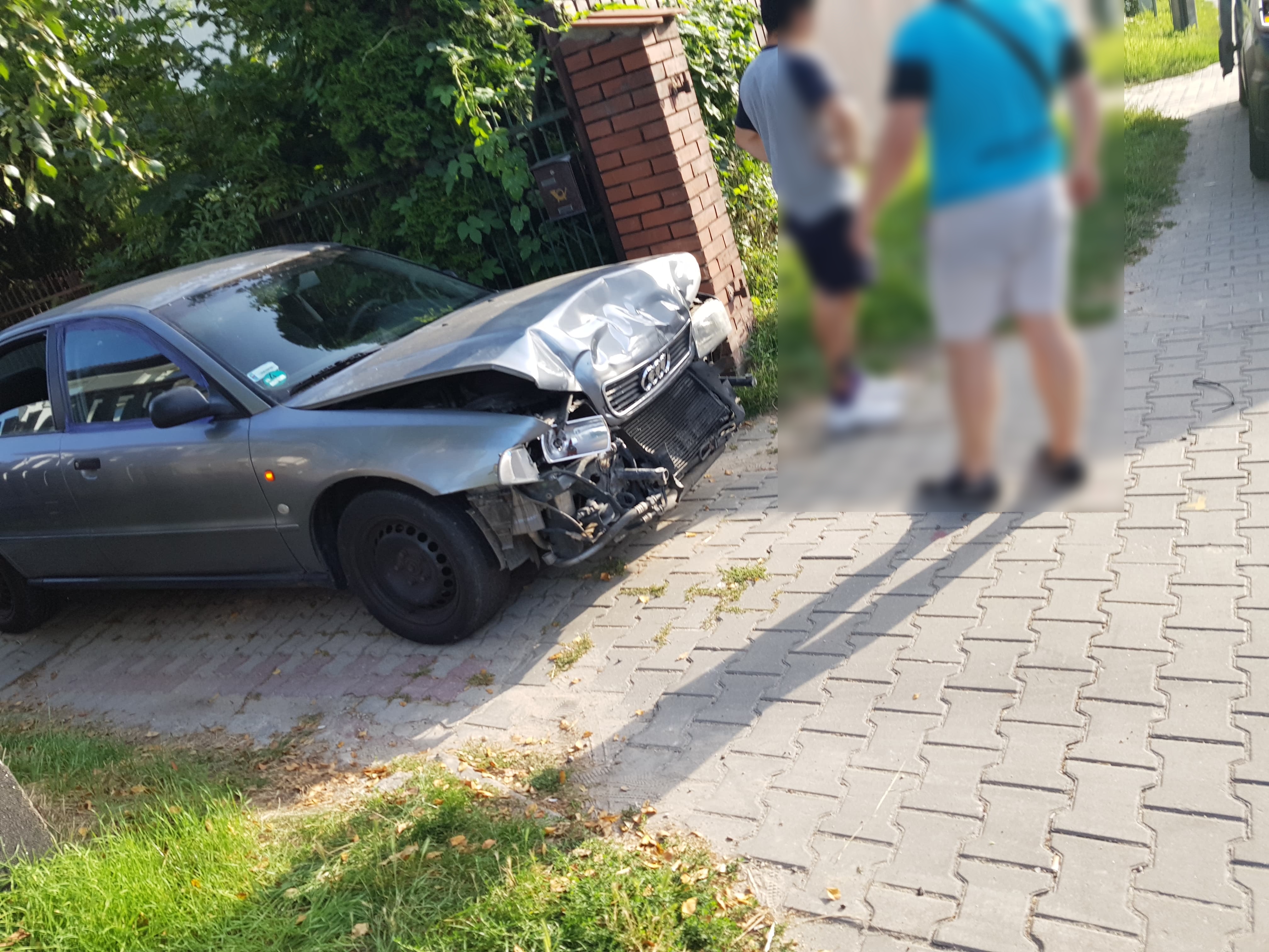 Kierowca audi nie wyhamował za BMW, wbił się w tył pojazdu (zdjęcia)