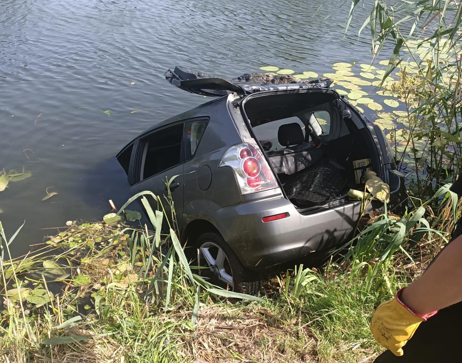 Toyota stoczyła się do stawu. Interweniowali strażacy z Lublina (zdjęcia)