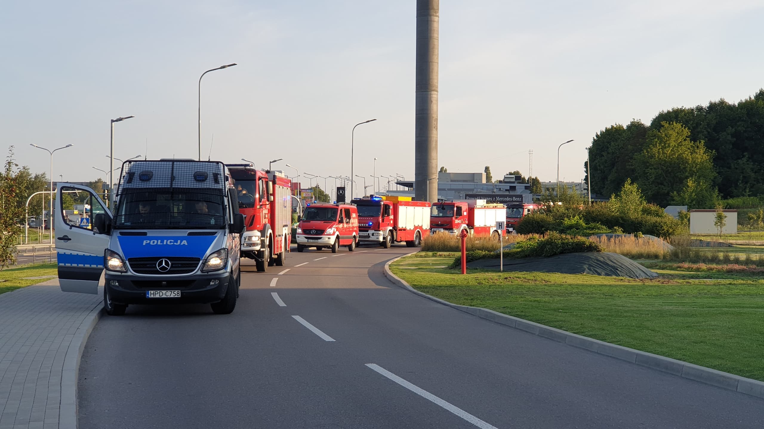 Zgubił drogę, chciał zawrócić. Zahaczył cysterną z gazem o betonowy murek (zdjęcia)