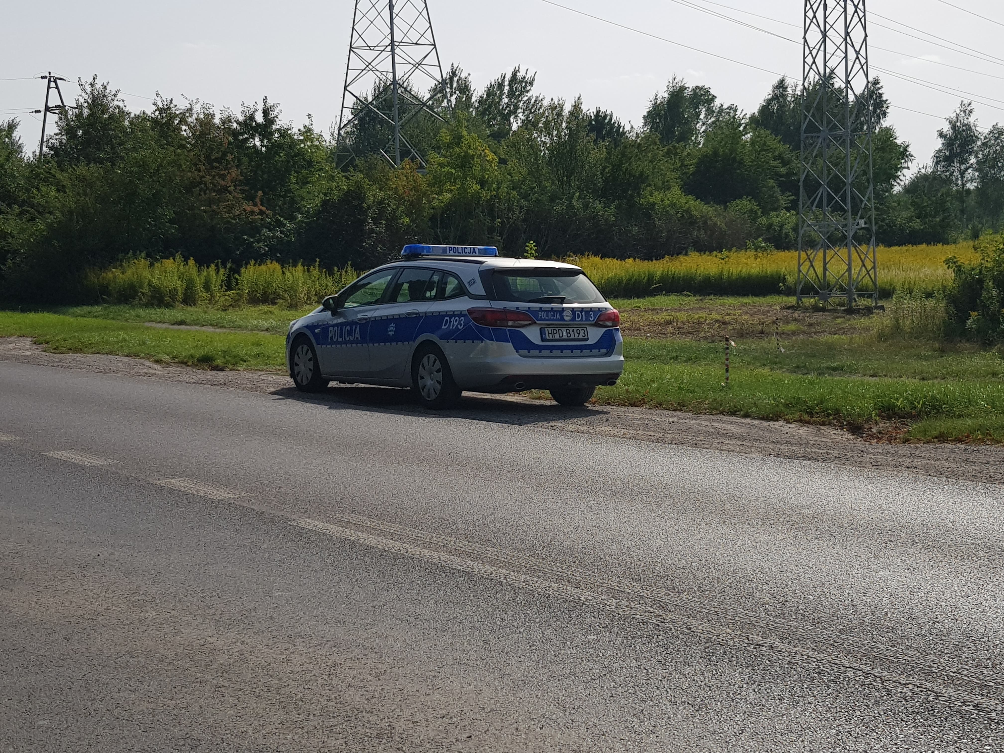 Stał na poboczu, po chwili ruszył. Doszło do zderzenia, skoda o włos minęła drzewo (zdjęcia)