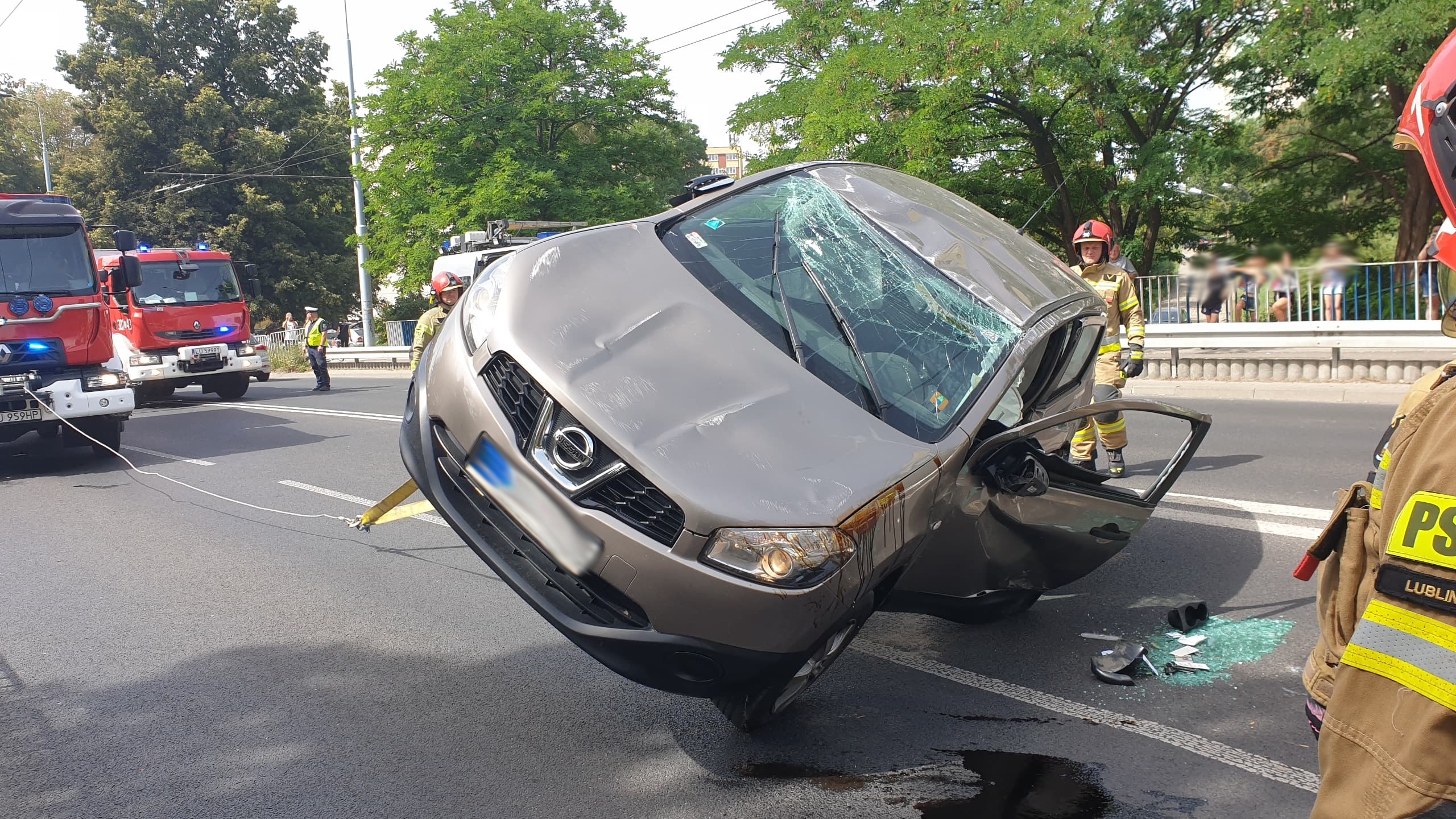 Zderzenie pojazdów i dachowanie na jednej z ulic Lublina. Są spore utrudnienia w ruchu (zdjęcia)