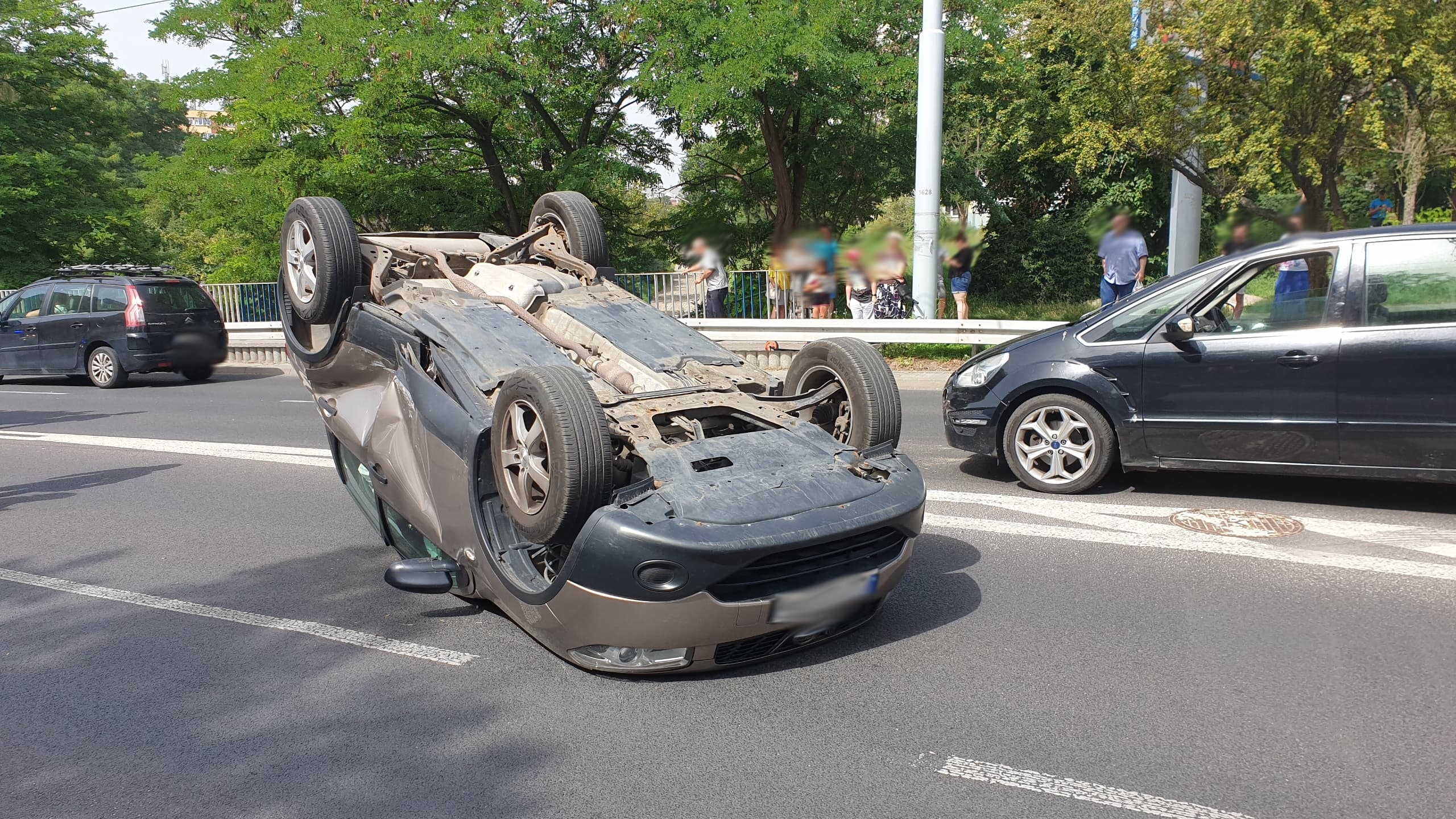 Zderzenie pojazdów i dachowanie na jednej z ulic Lublina. Są spore utrudnienia w ruchu (zdjęcia)