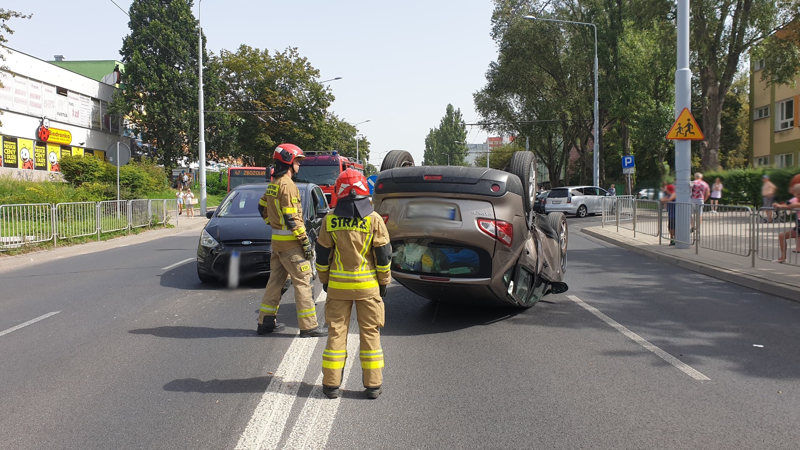 Zderzenie pojazdów i dachowanie na jednej z ulic Lublina. Są spore utrudnienia w ruchu (zdjęcia)