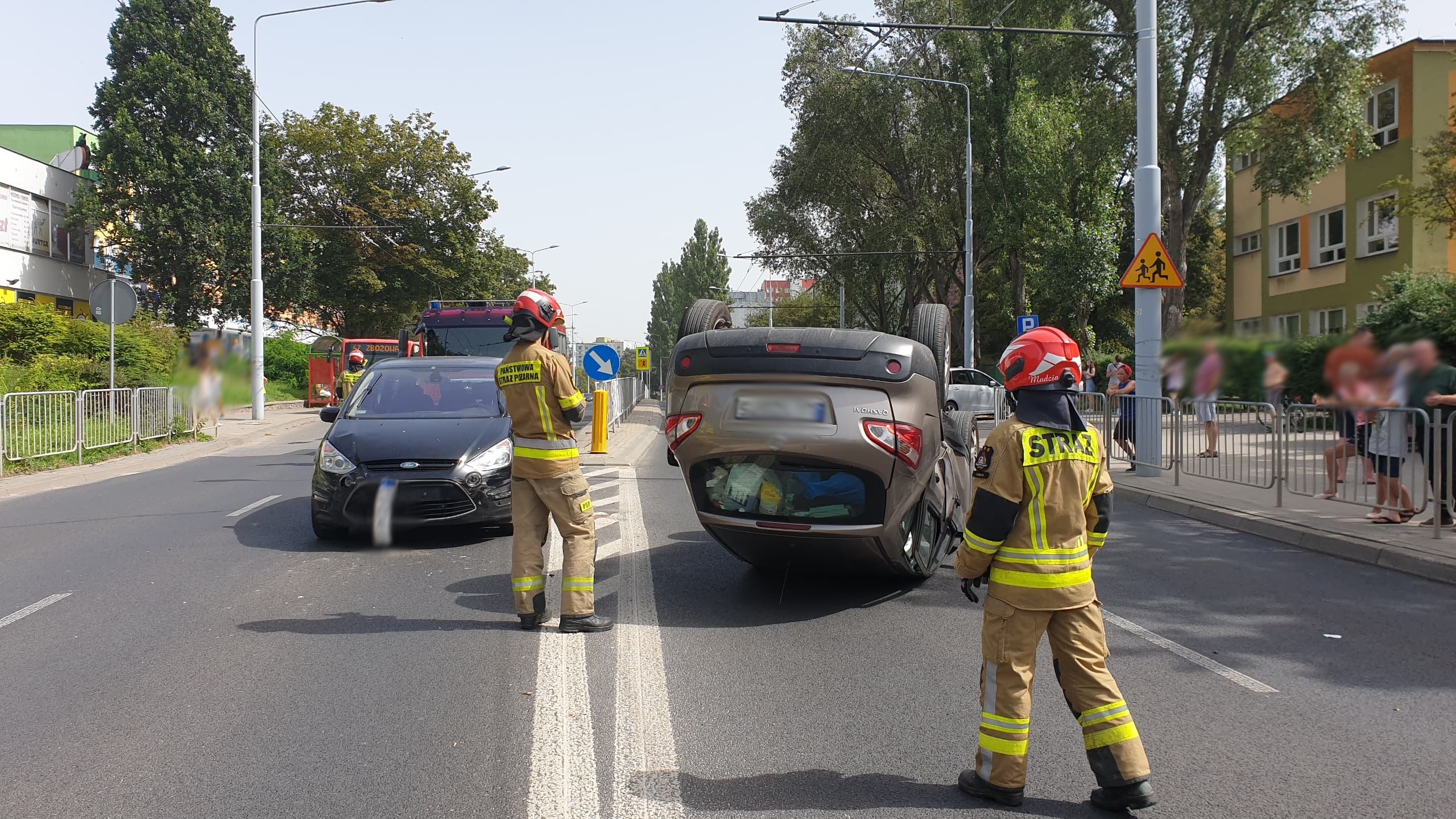 Zderzenie pojazdów i dachowanie na jednej z ulic Lublina. Są spore utrudnienia w ruchu (zdjęcia)