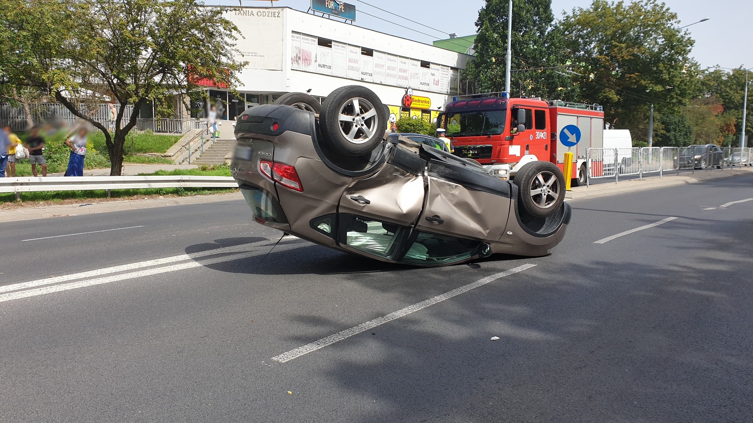 Zderzenie pojazdów i dachowanie na jednej z ulic Lublina. Są spore utrudnienia w ruchu (zdjęcia)